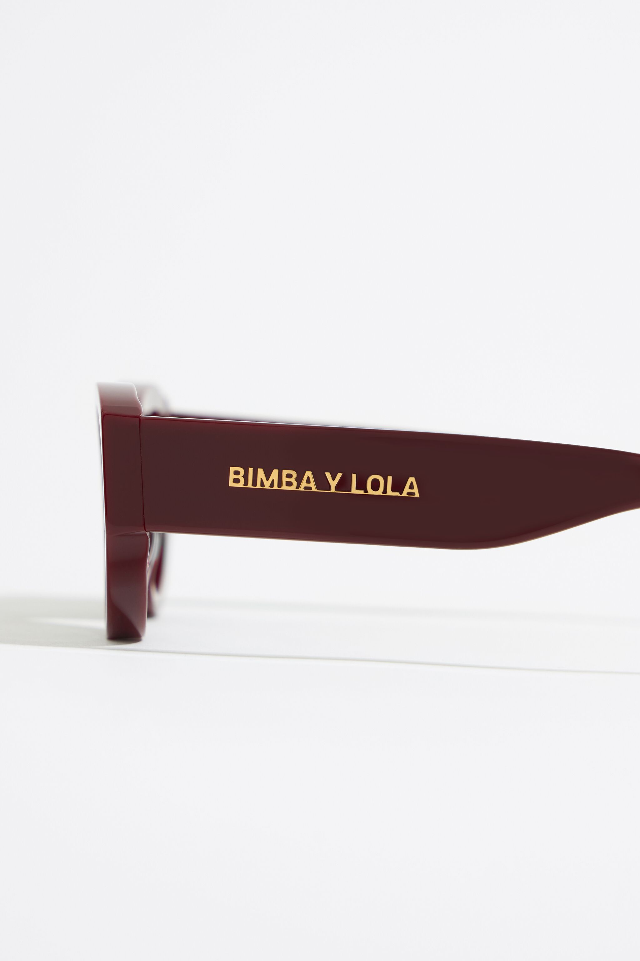 Burgundy cat-eye sunglasses