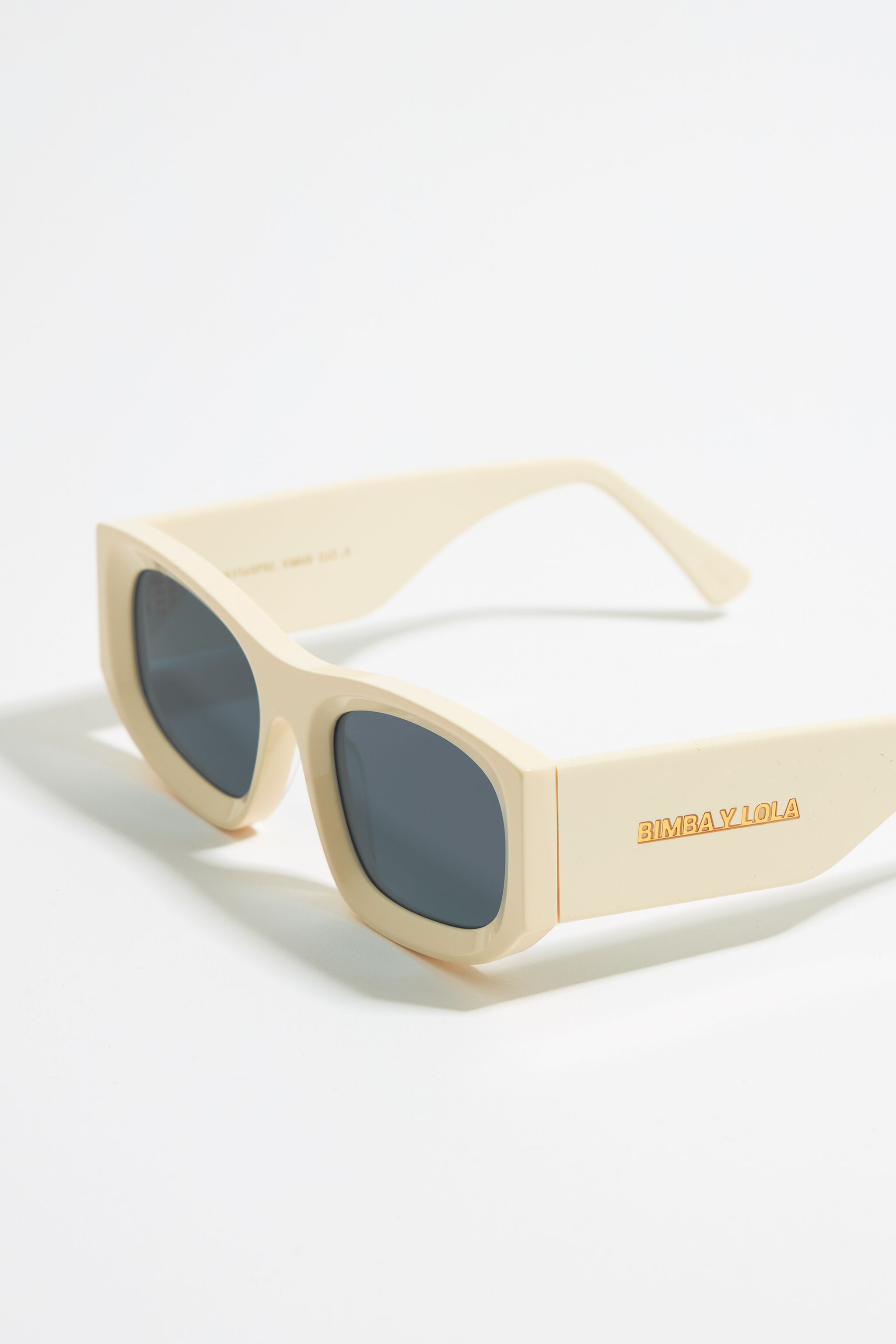 Cream rectangular sunglasses