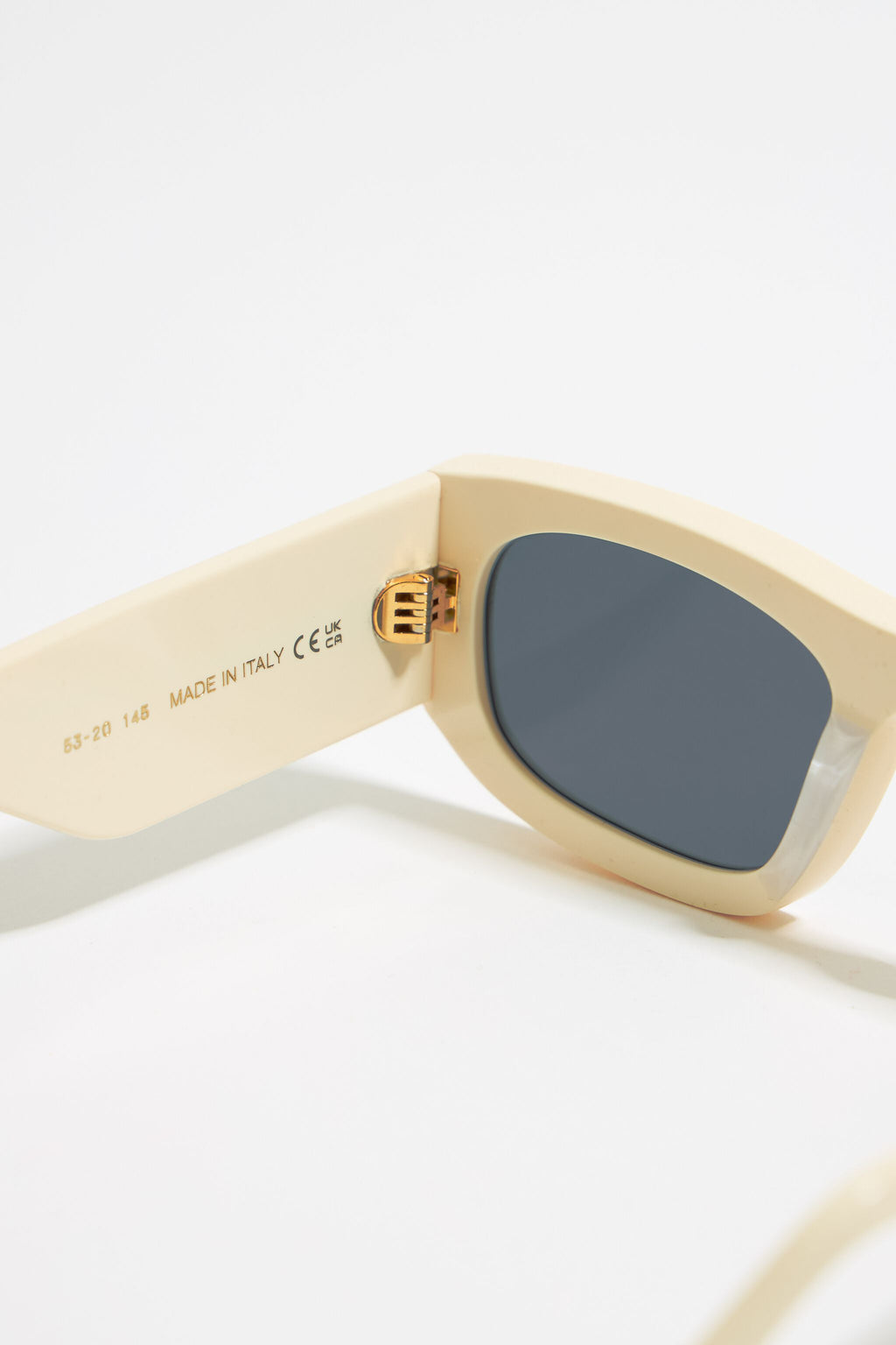 Cream rectangular sunglasses