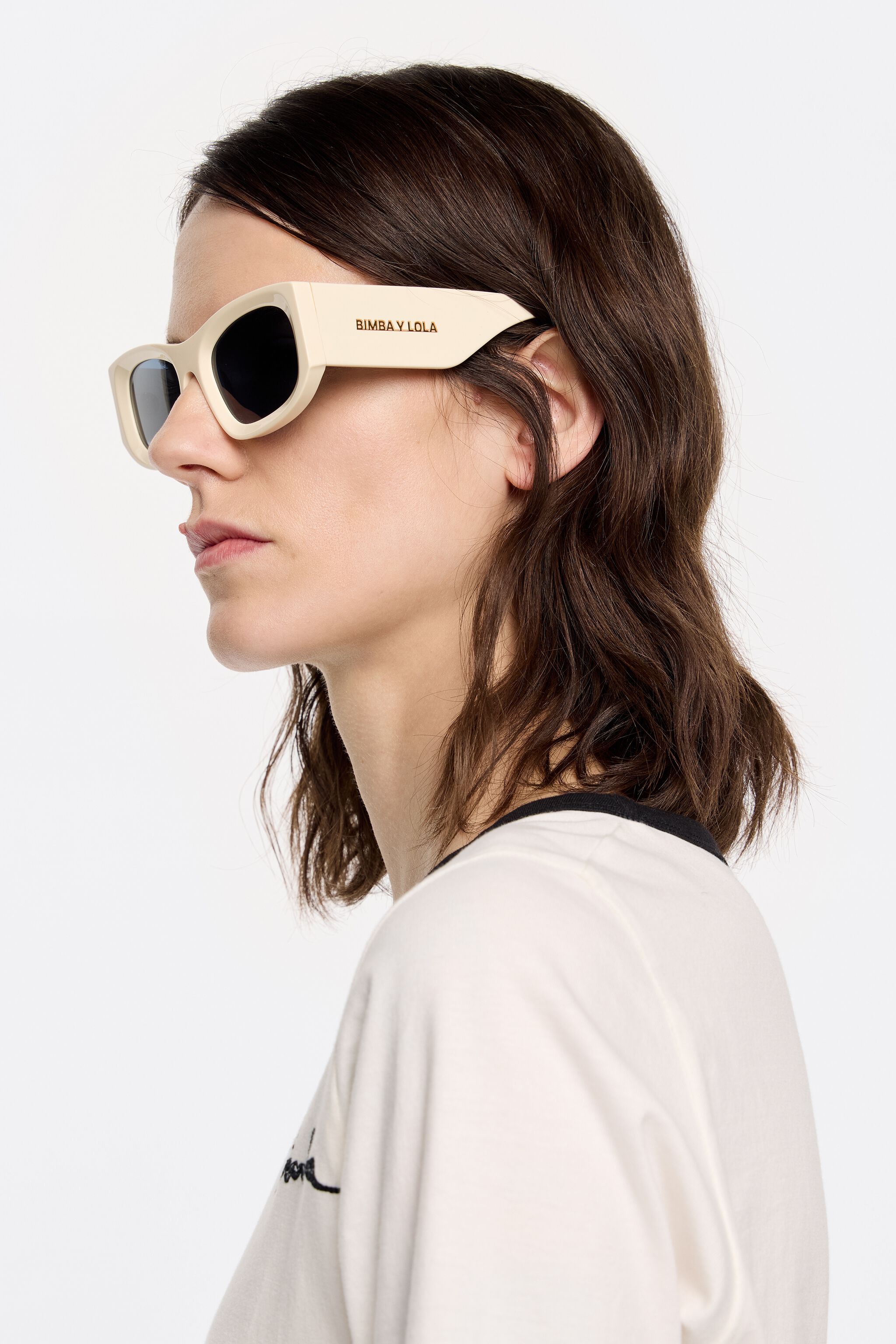 Cream rectangular sunglasses