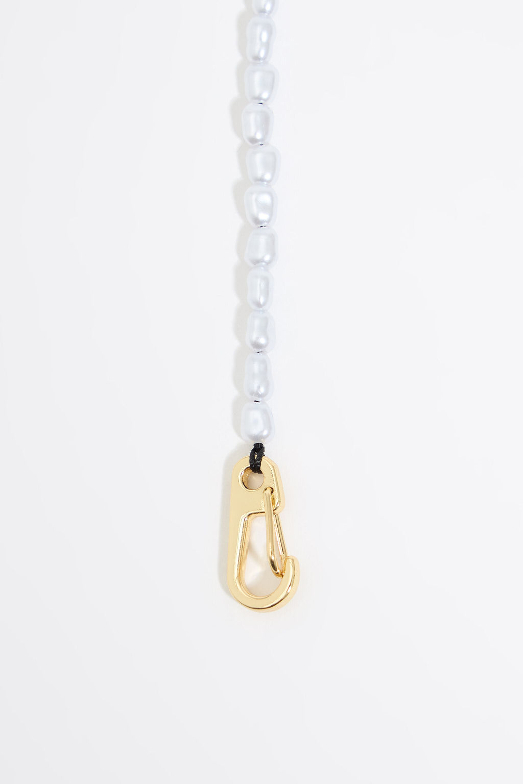 Logo and pearls necklace