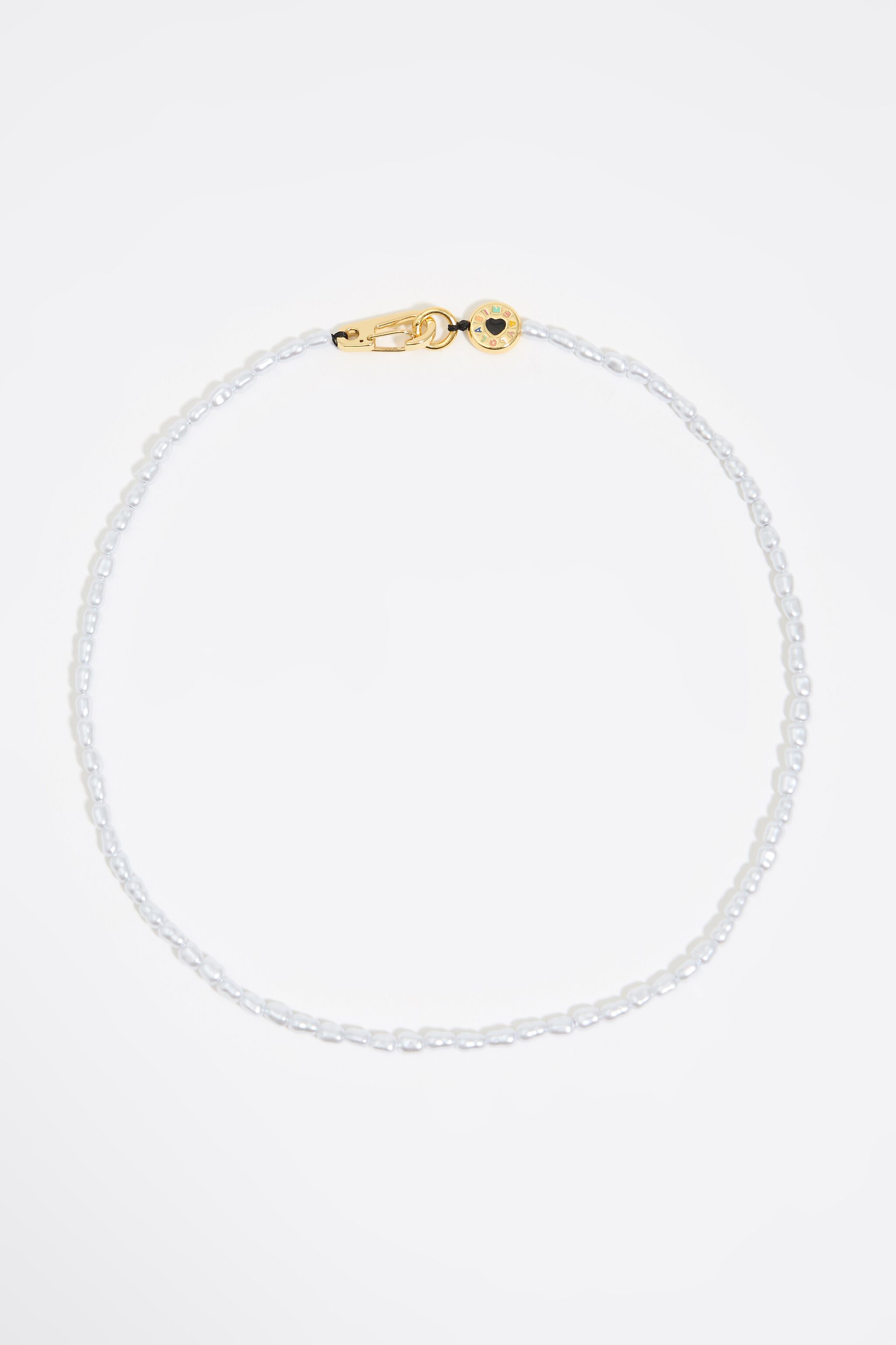 Logo and pearls necklace