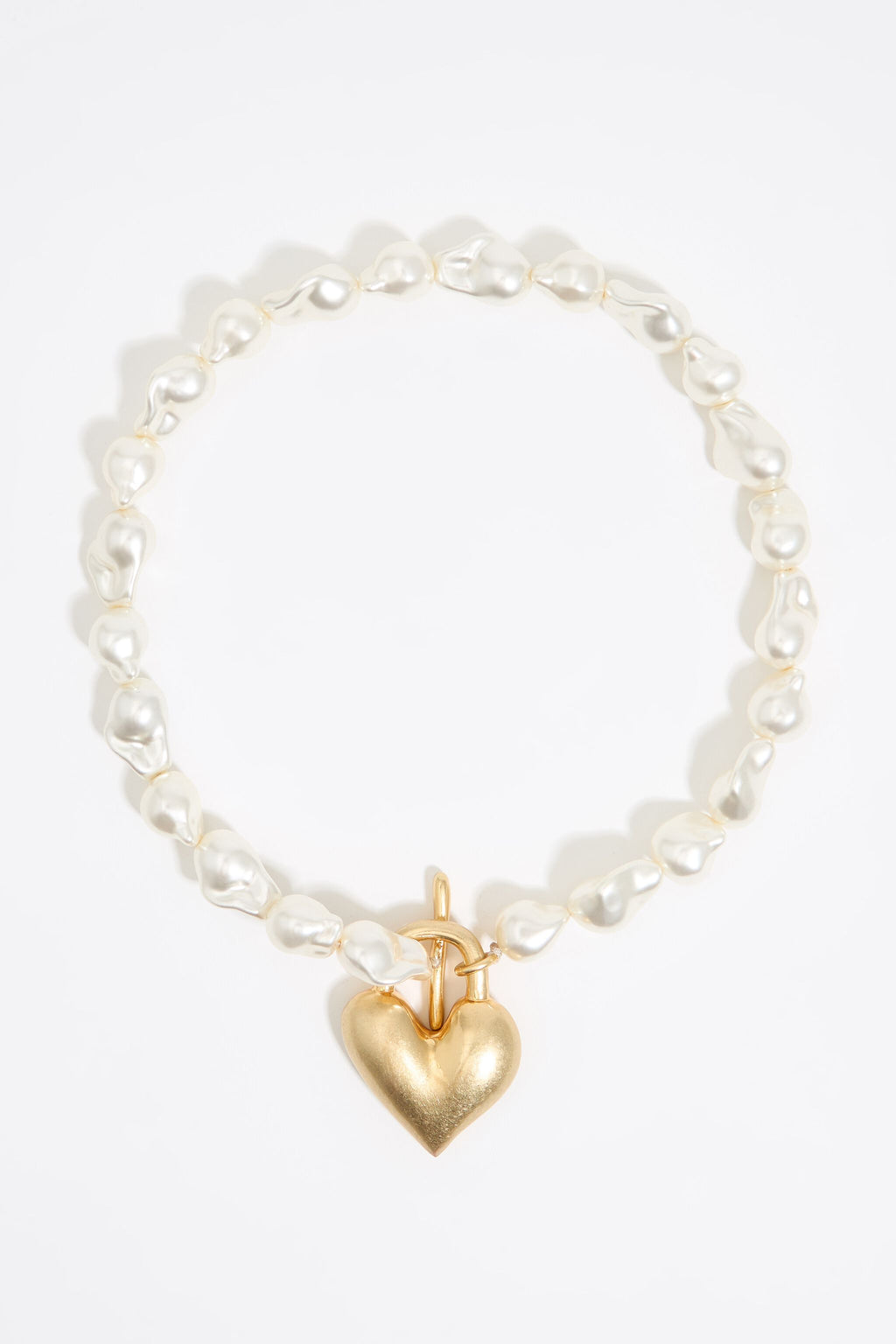 Necklace with pearls and a heart in matte gold
