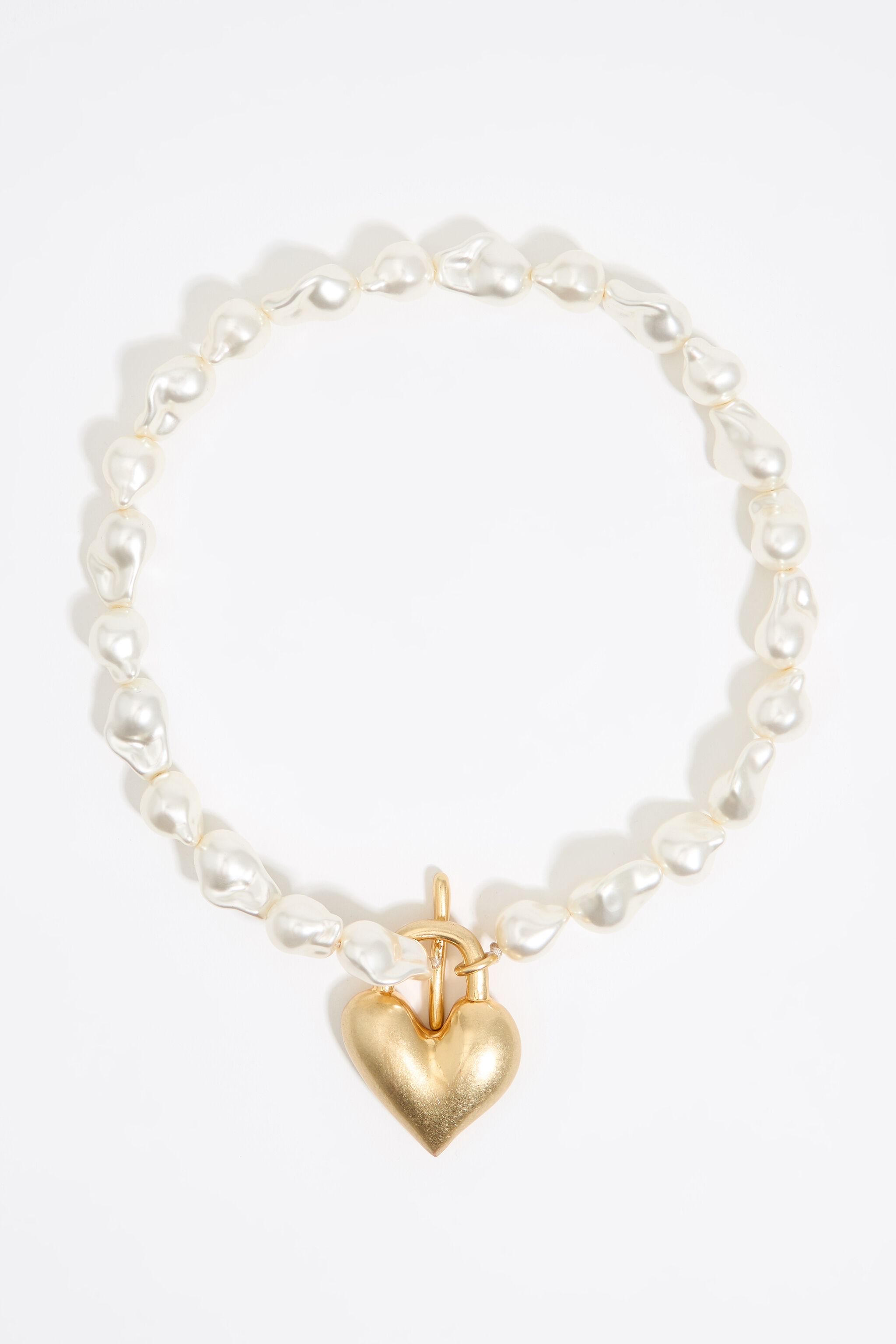 Necklace with pearls and a heart in matte gold