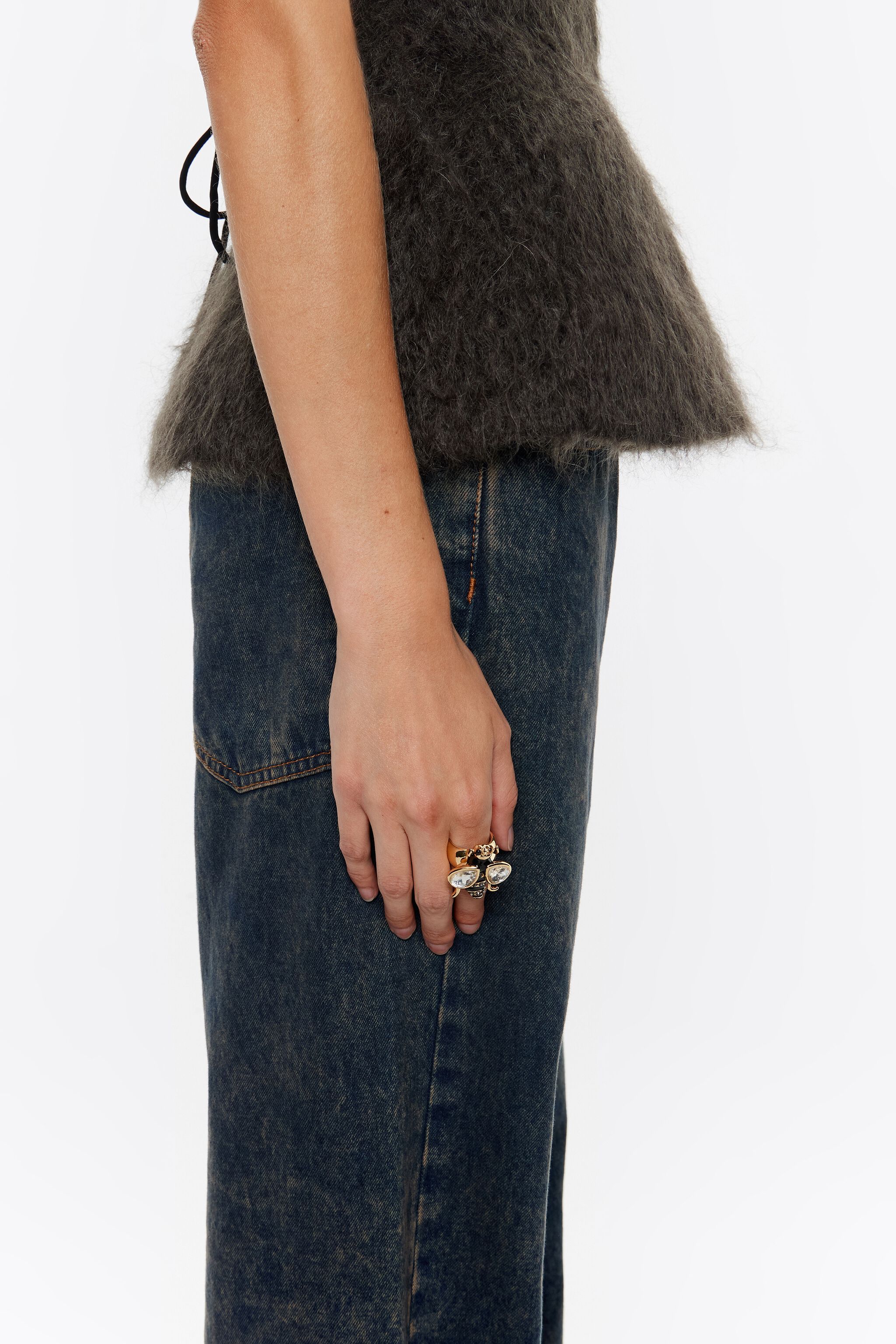 Black bee ring with crystals