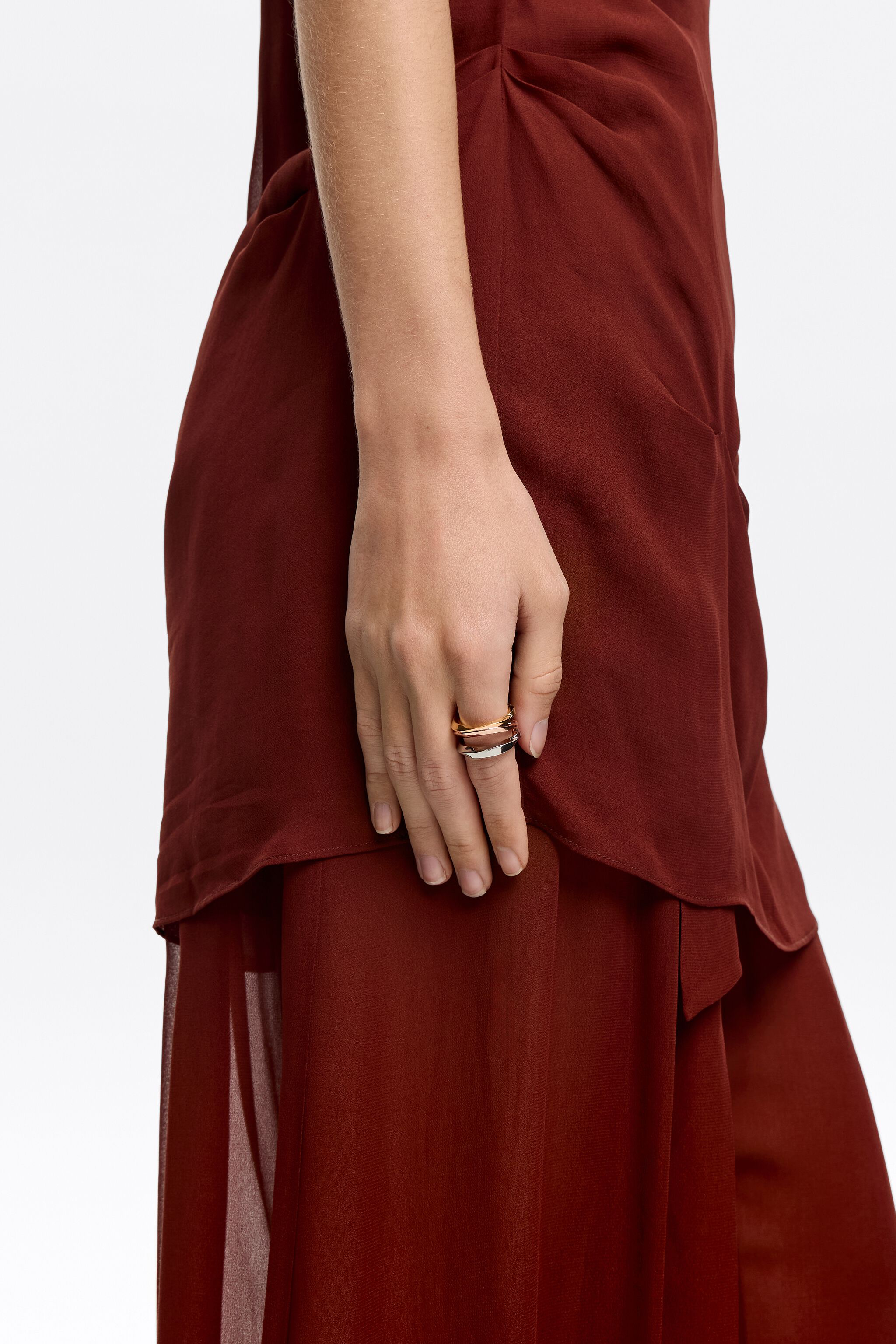 Multicolor textured crossed ring