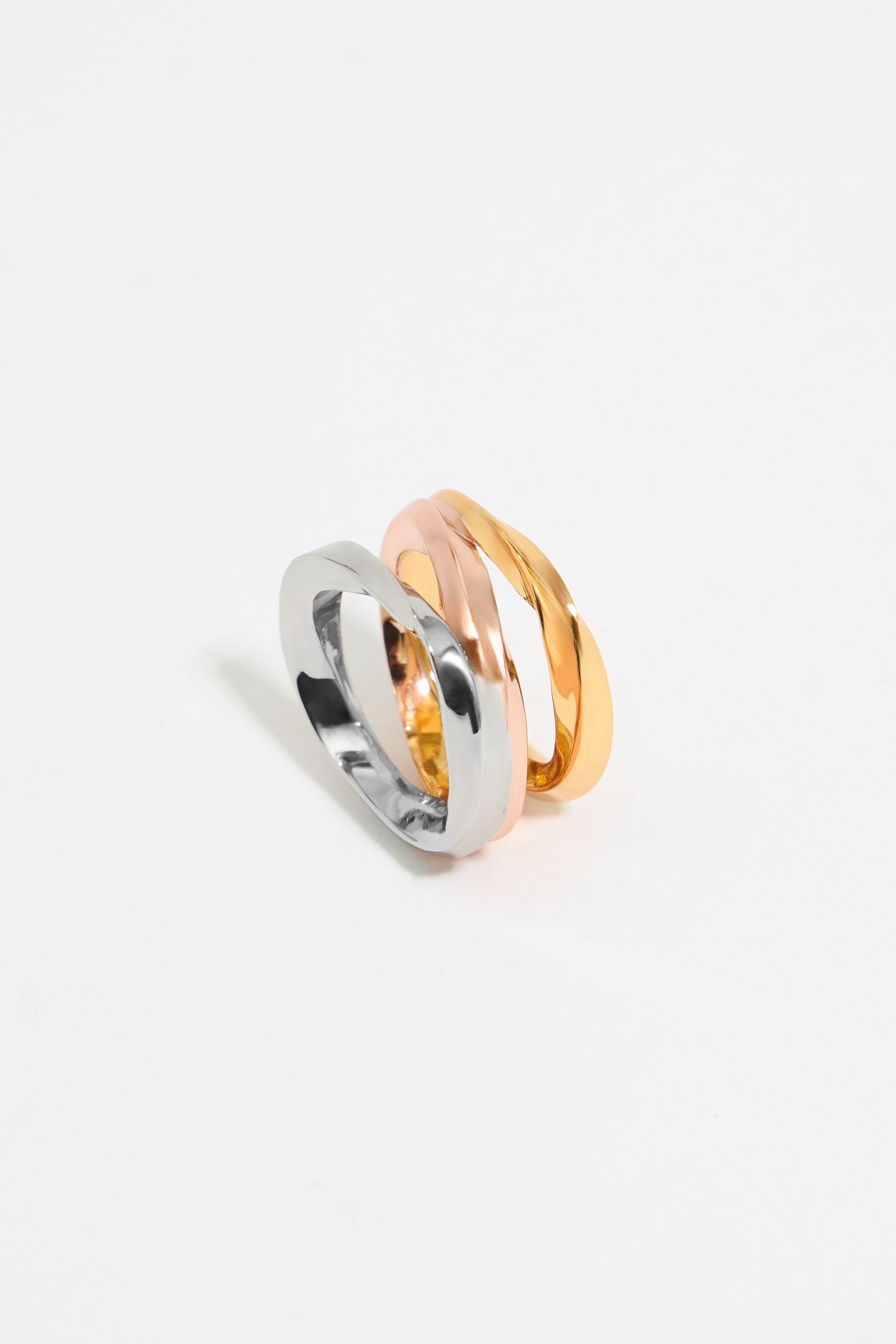 Multicolor textured crossed ring