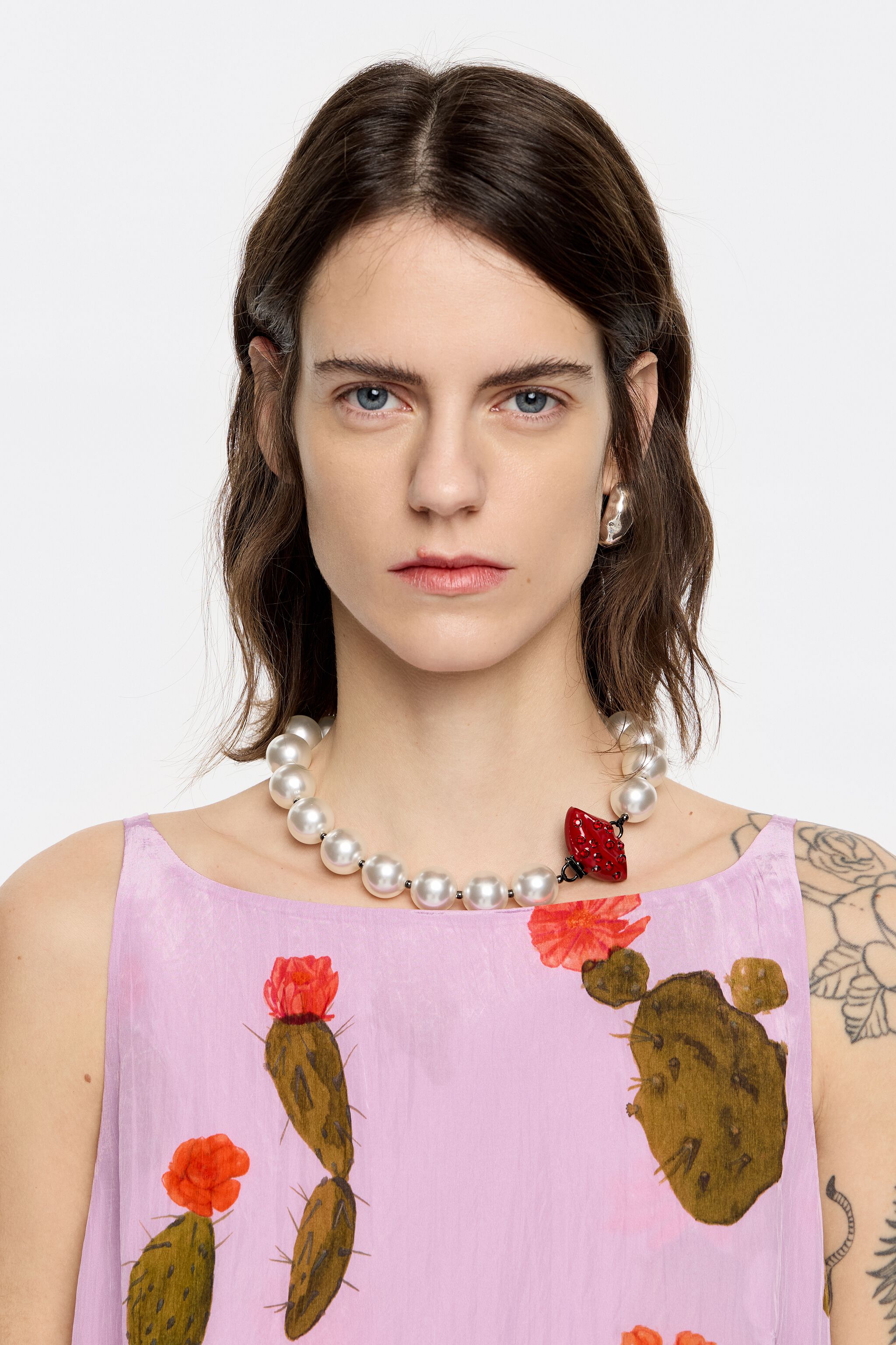 Red lips pearl necklace