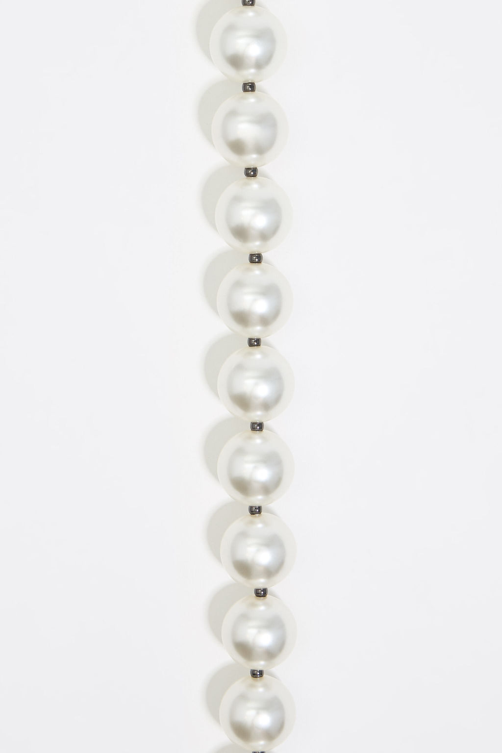 Red lips pearl necklace