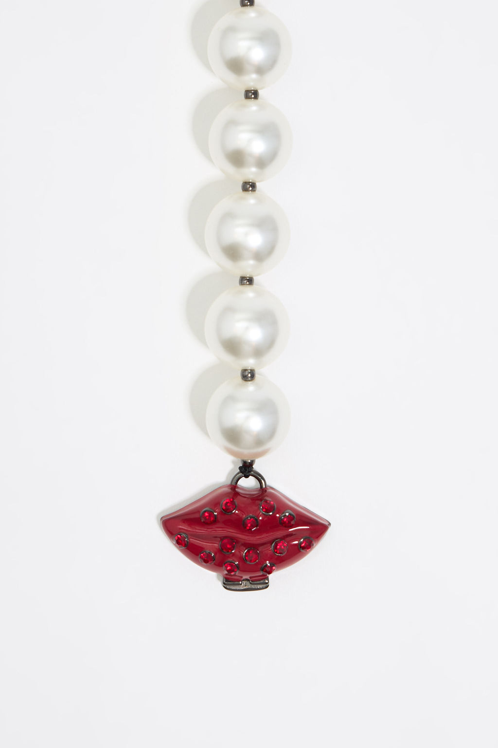 Red lips pearl necklace