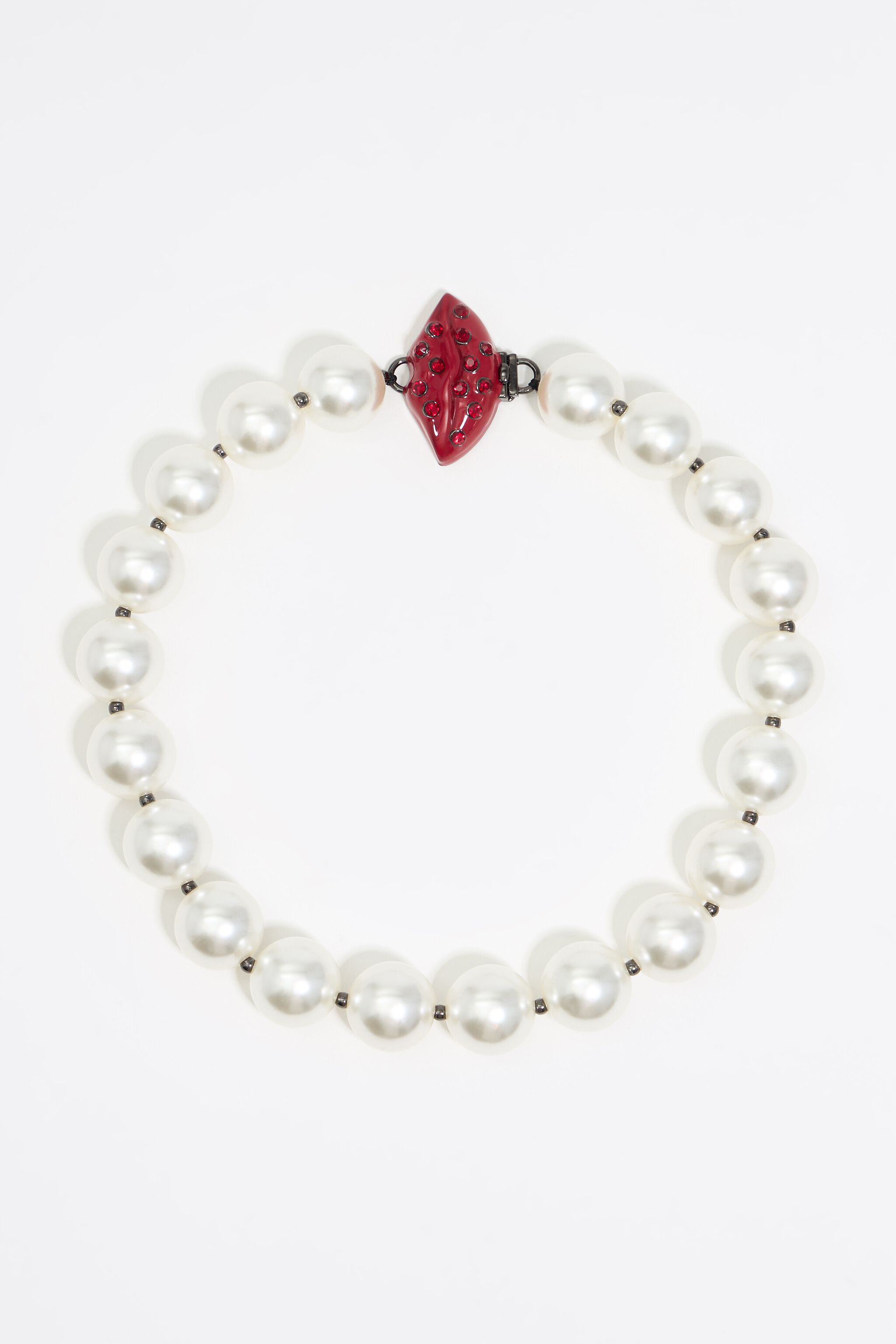 Red lips pearl necklace