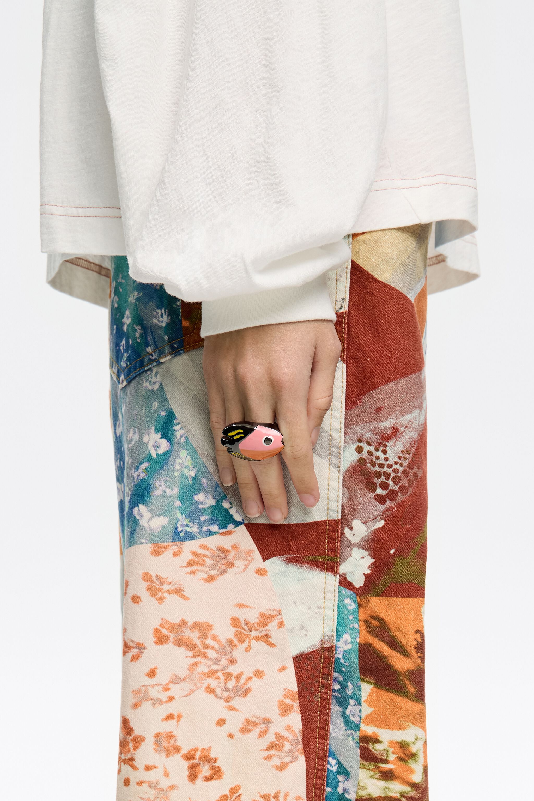 Black and pink fish ring