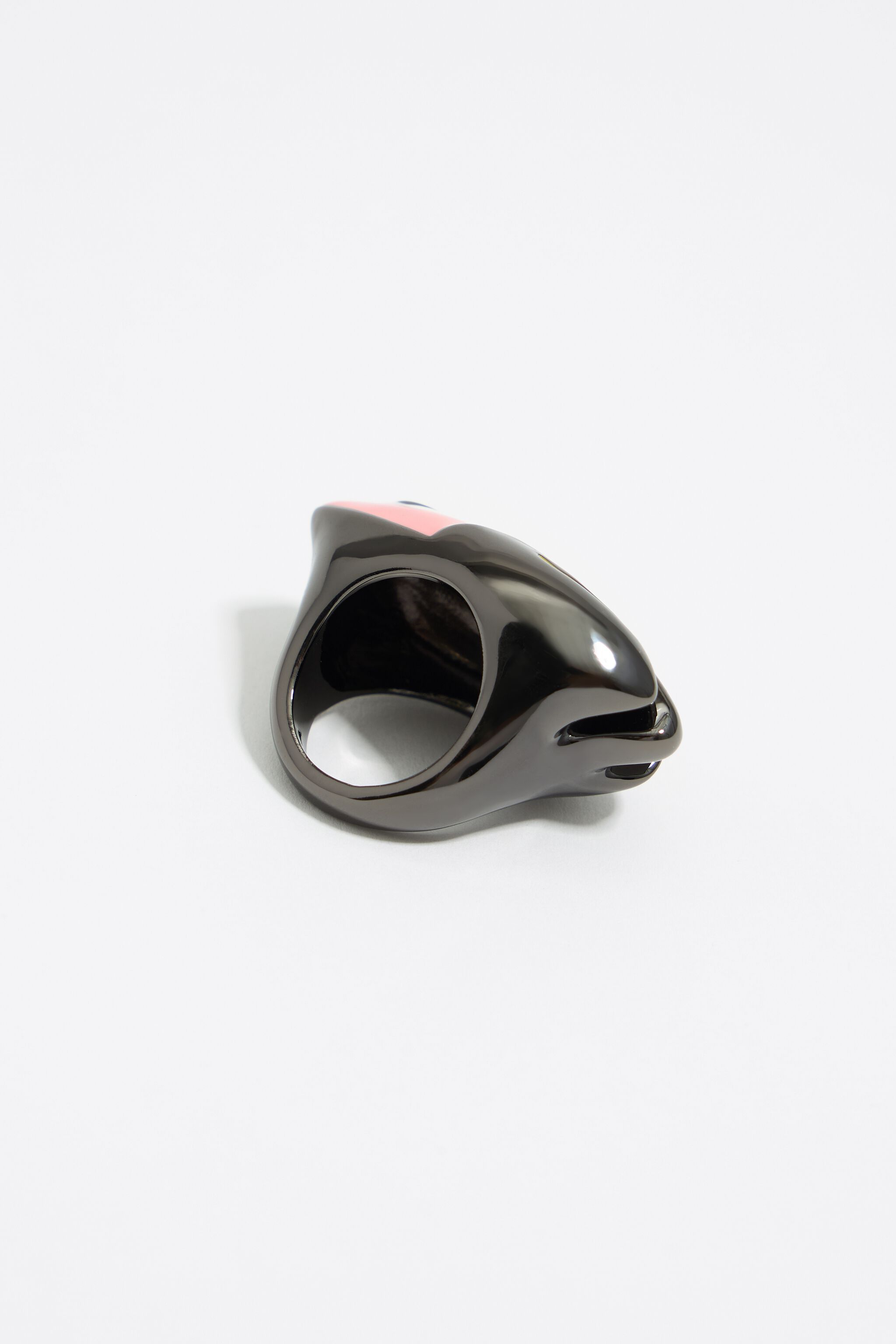 Black and pink fish ring