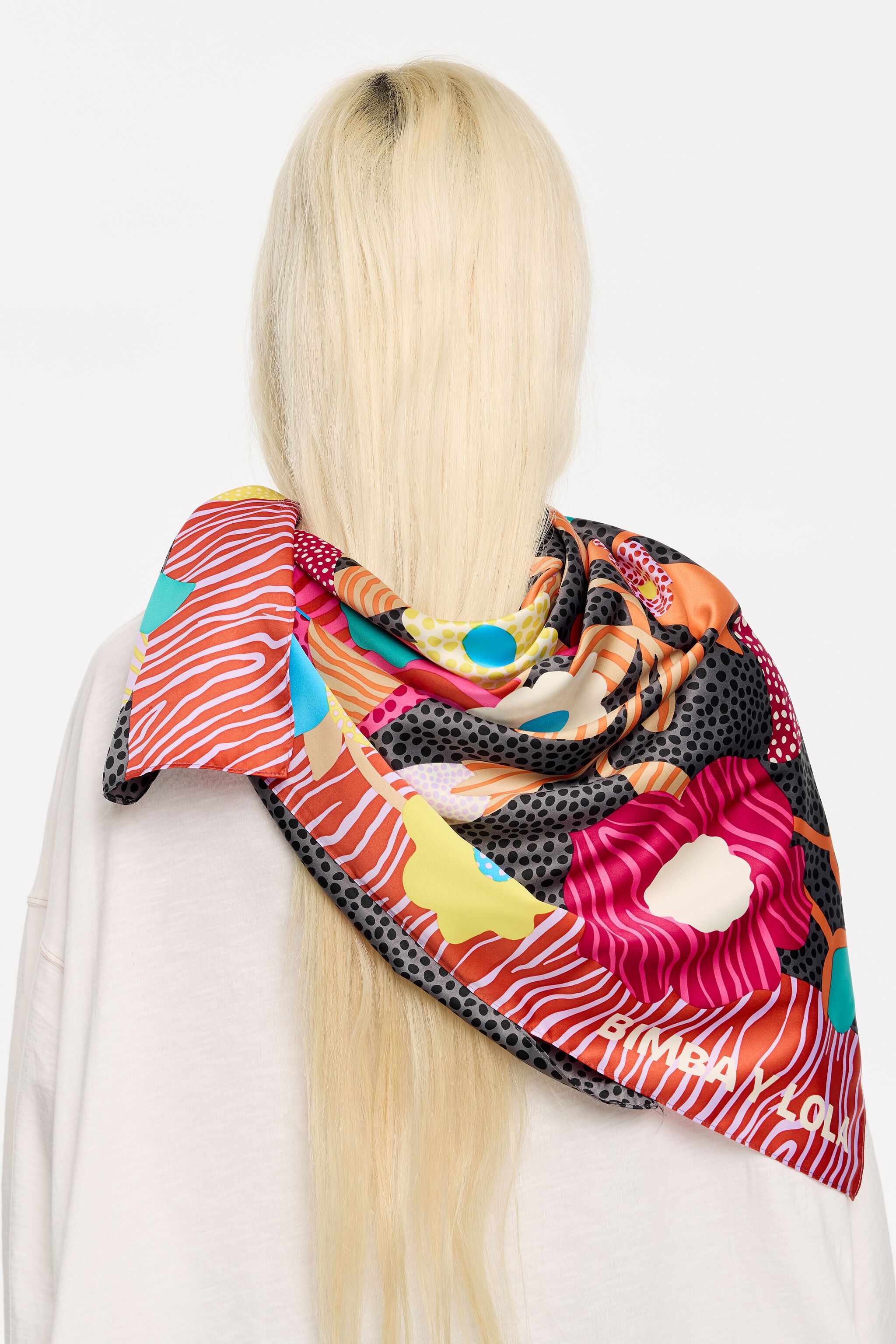 Anthracite vase and flowers microprints scarf