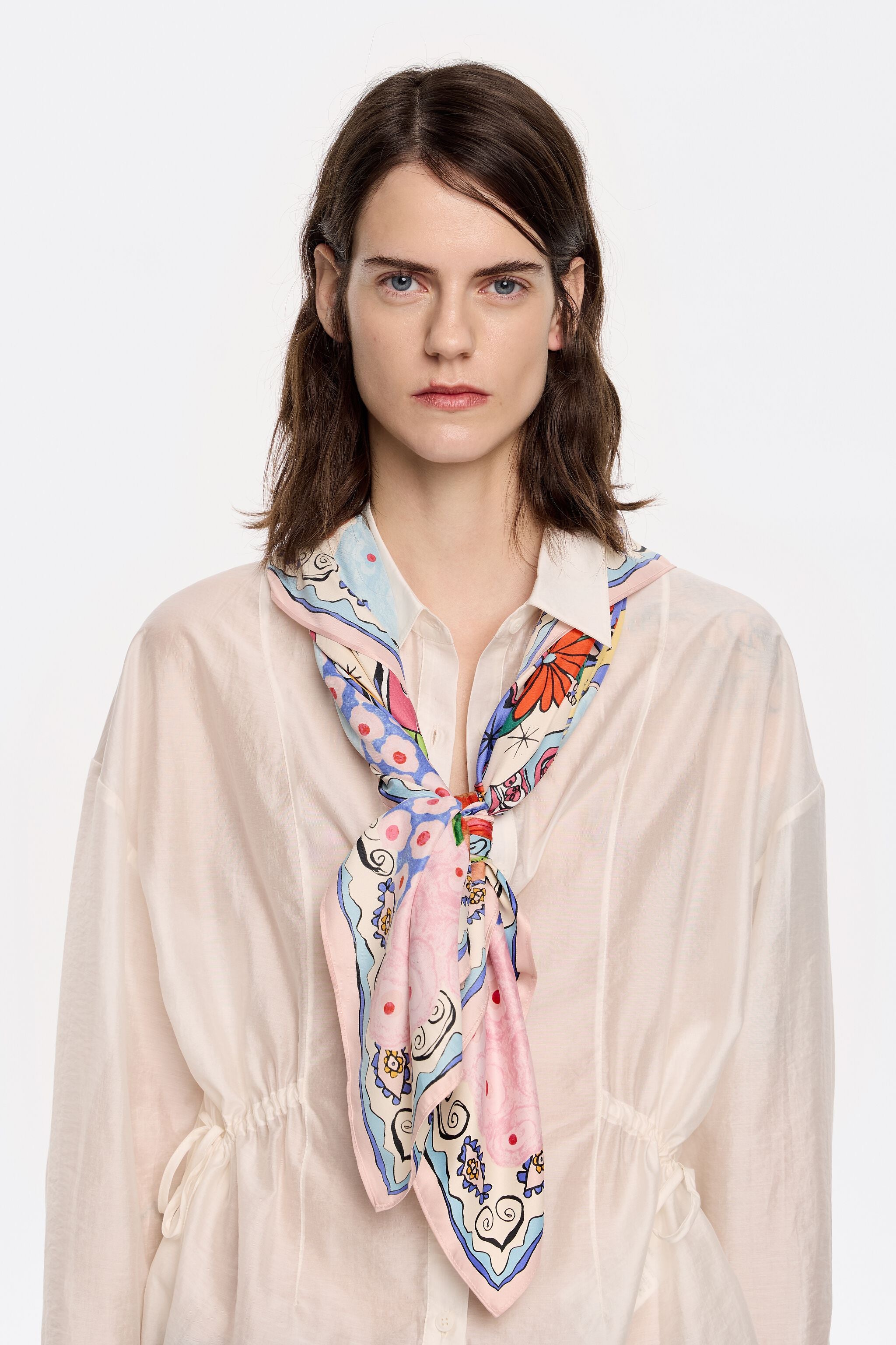 White flowers and lemons scarf