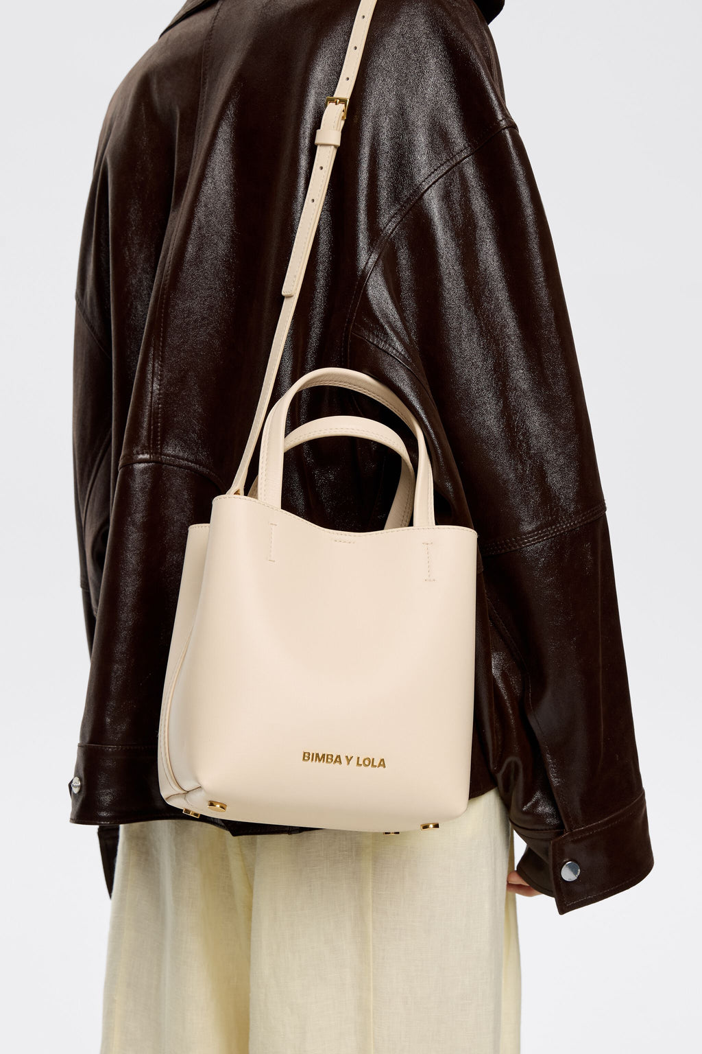 Small sand leather Chihuahua bag