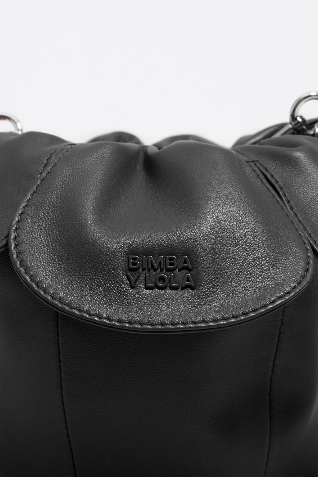 Black leather Pétalo bag