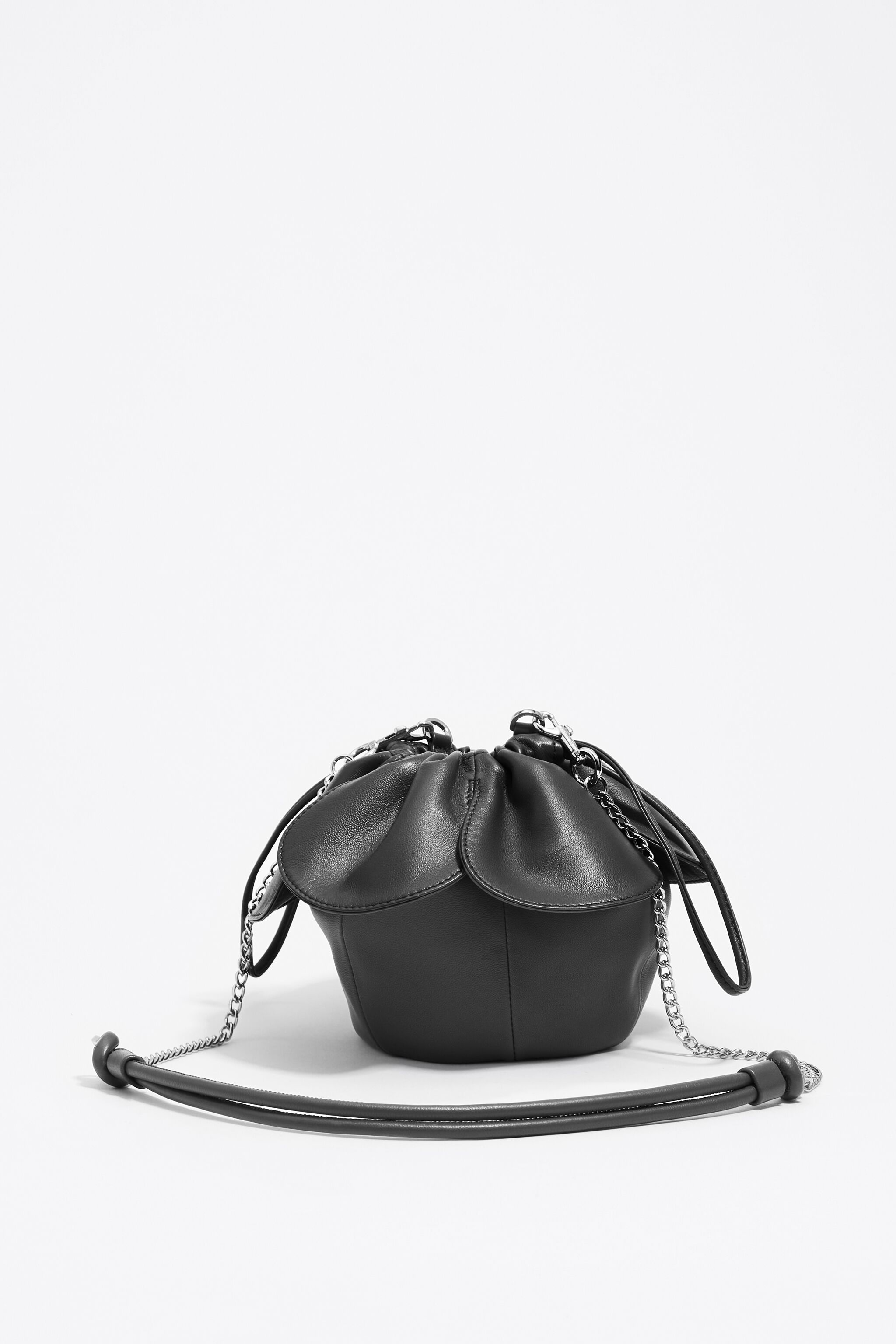Black leather Pétalo bag