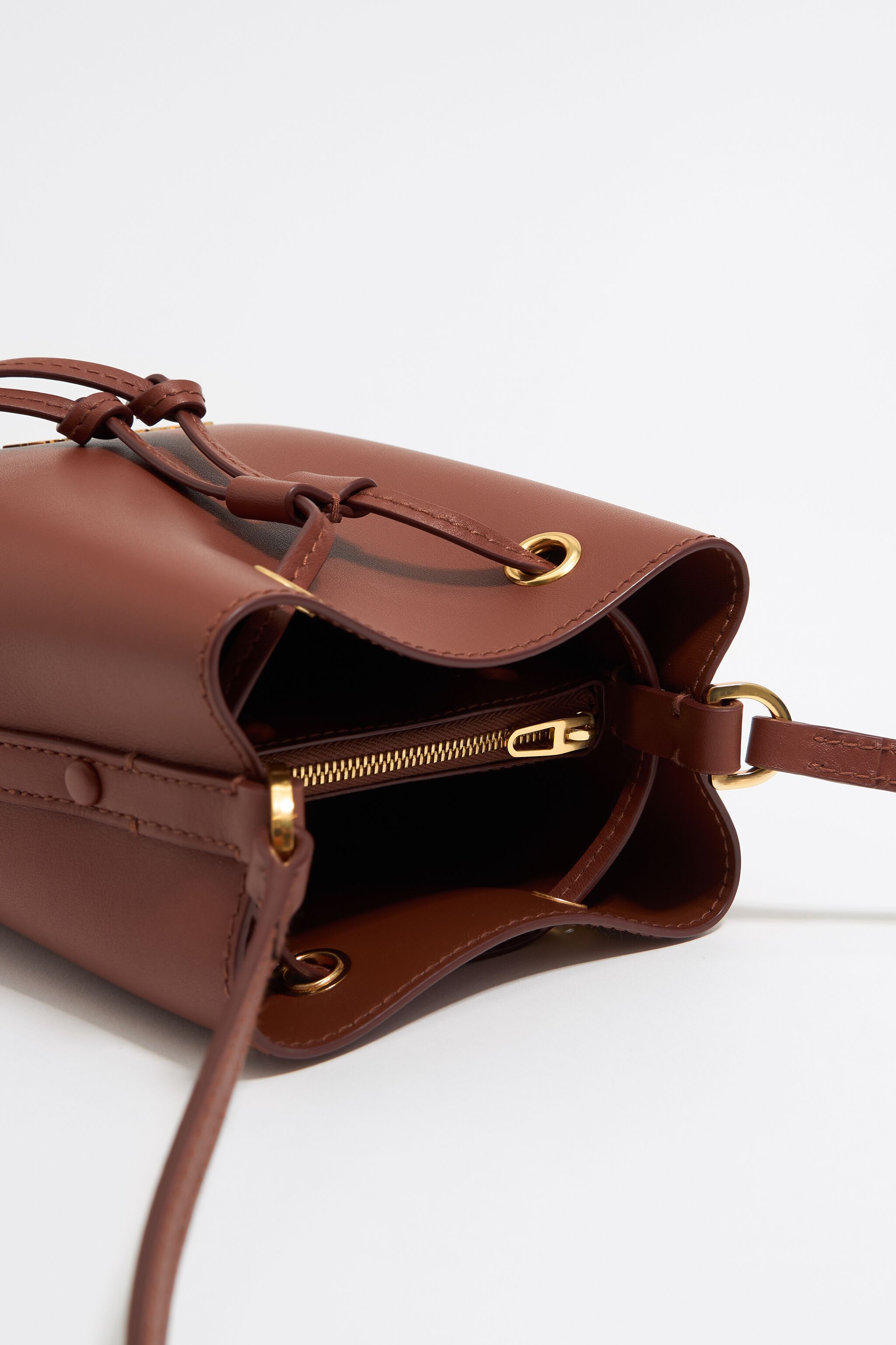 Mini walnut leather Chihuahua bucket bag