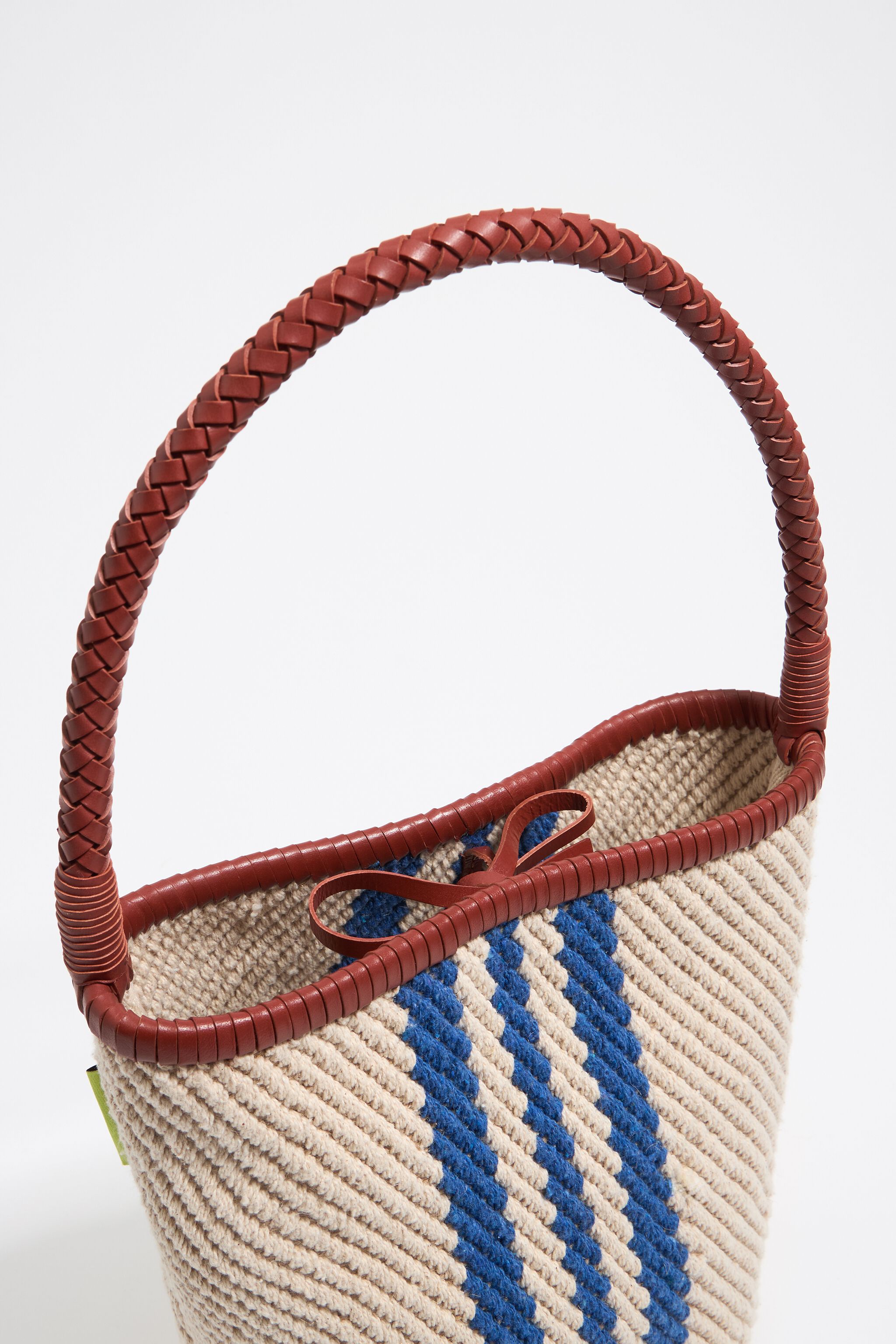 Medium ecru bucket bag