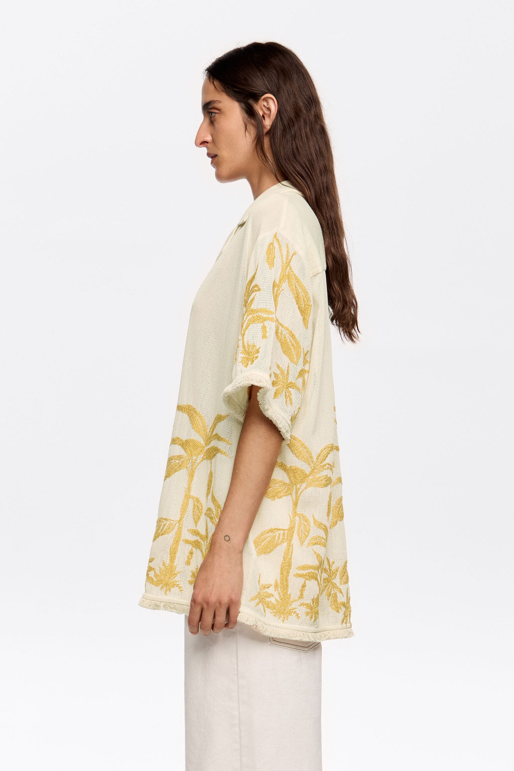 Oversize vanilla shirt with embroidery and frayed details