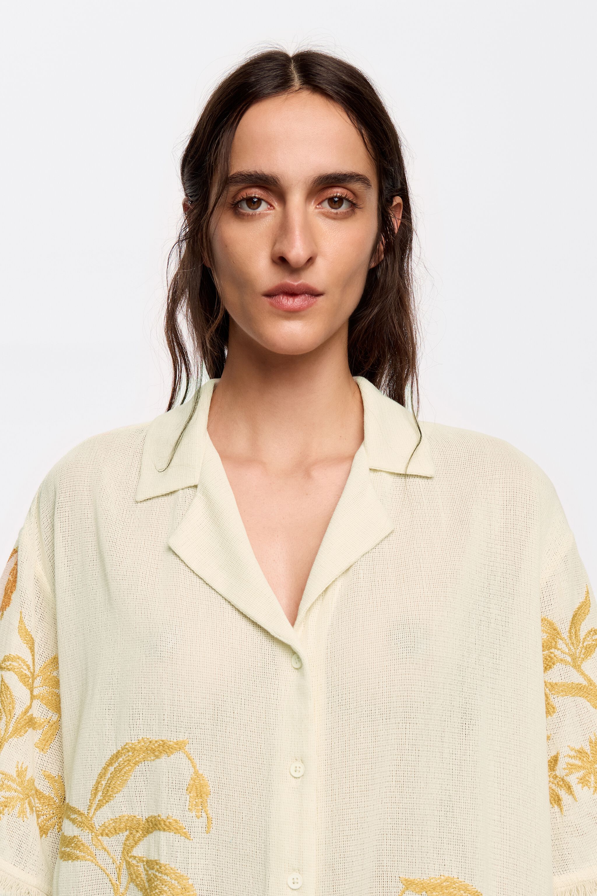 Oversize vanilla shirt with embroidery and frayed details
