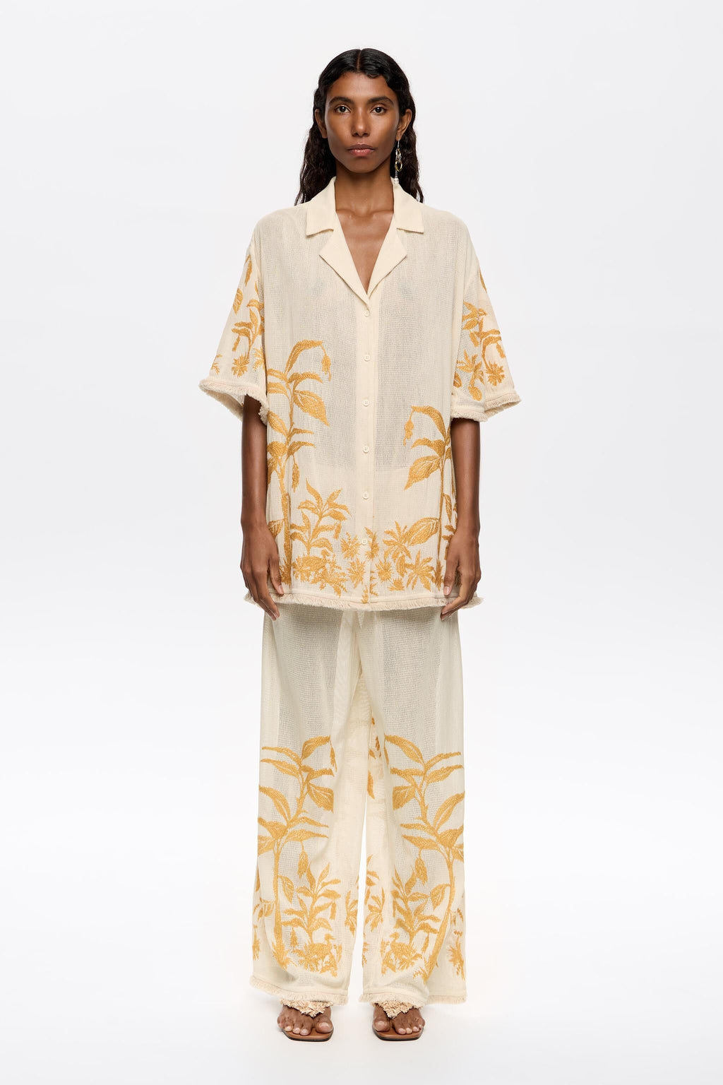 Straight vanilla trousers with embroidery and frayed details