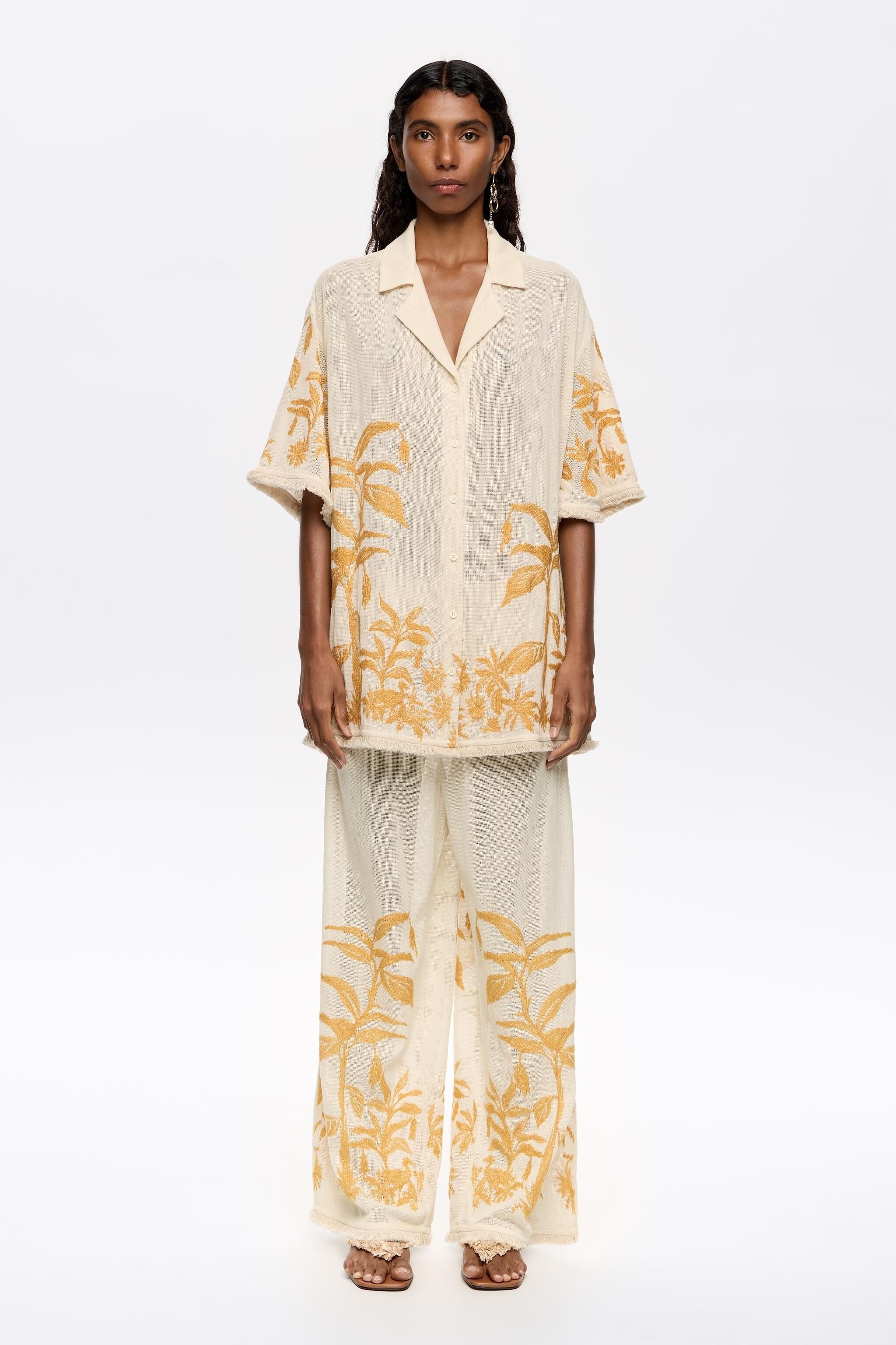 Straight vanilla trousers with embroidery and frayed details