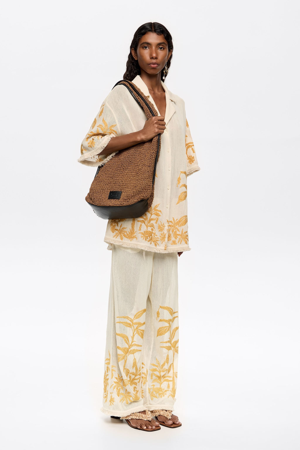 Straight vanilla trousers with embroidery and frayed details