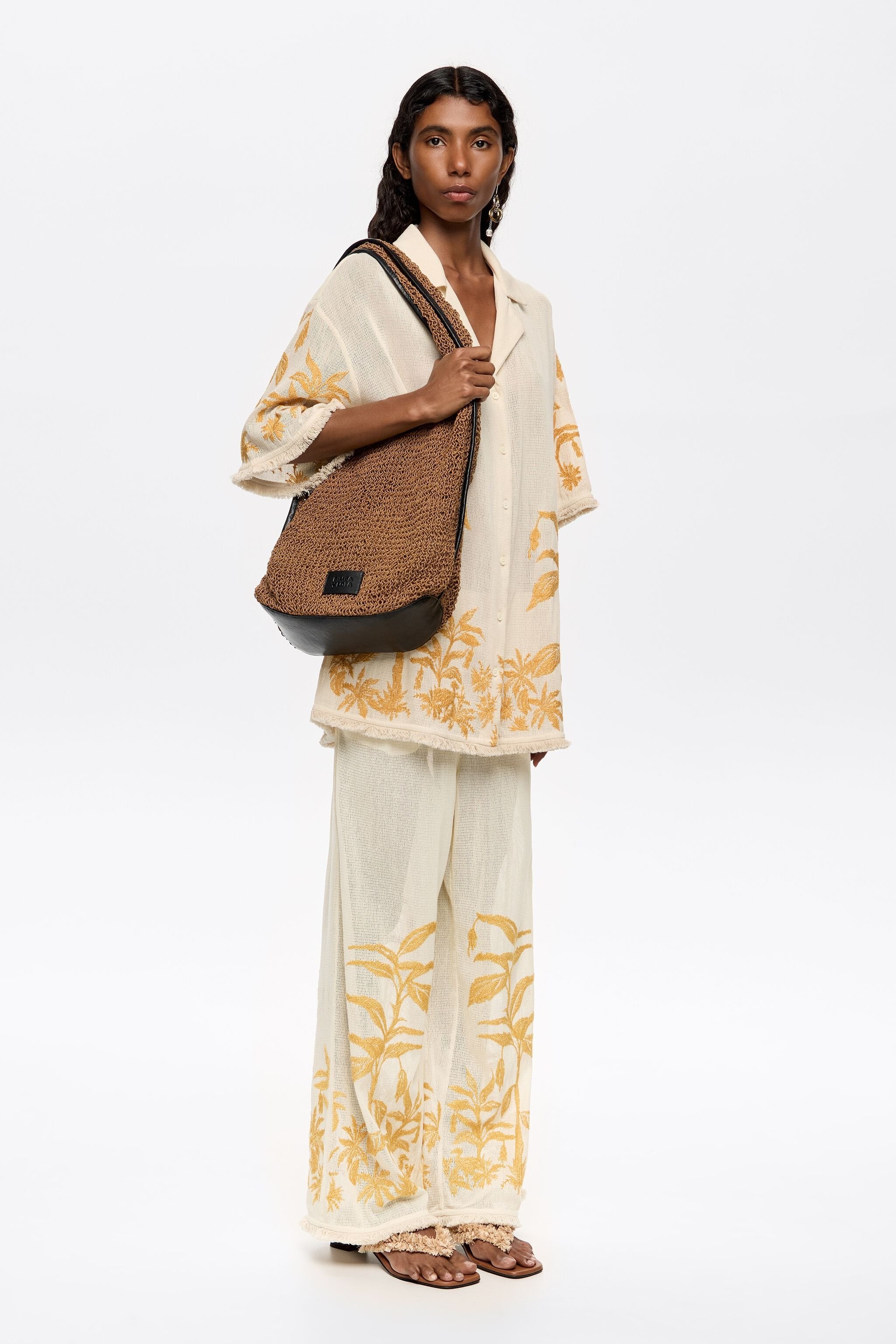 Straight vanilla trousers with embroidery and frayed details