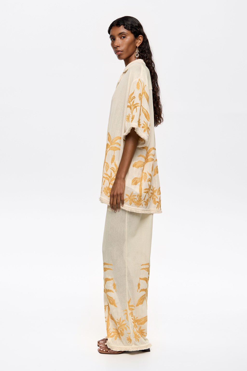 Straight vanilla trousers with embroidery and frayed details