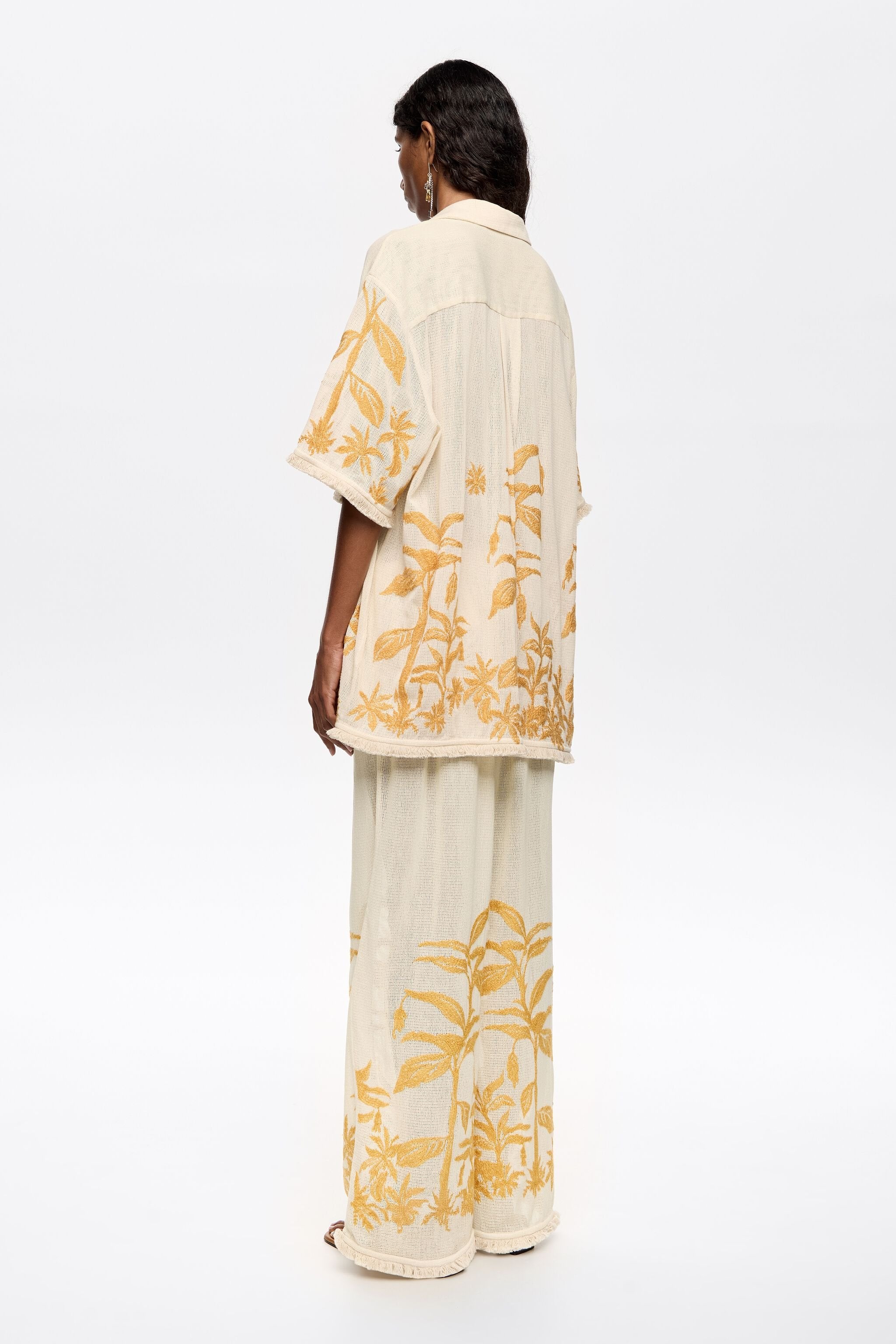 Straight vanilla trousers with embroidery and frayed details