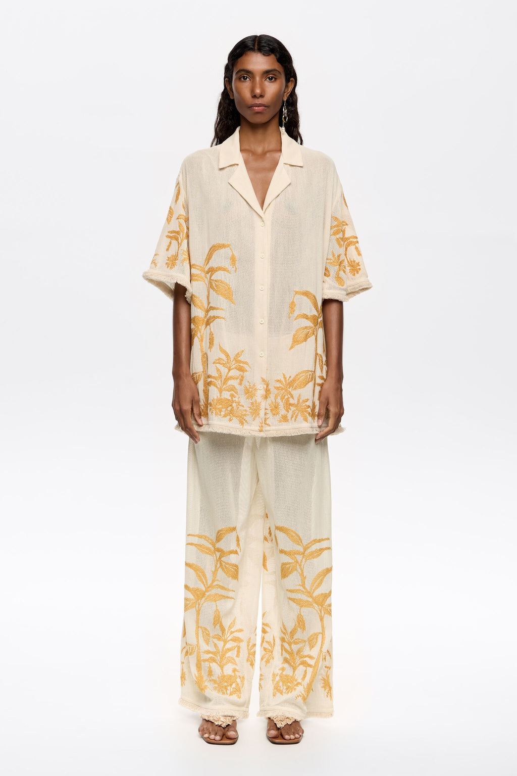 Straight vanilla trousers with embroidery and frayed details