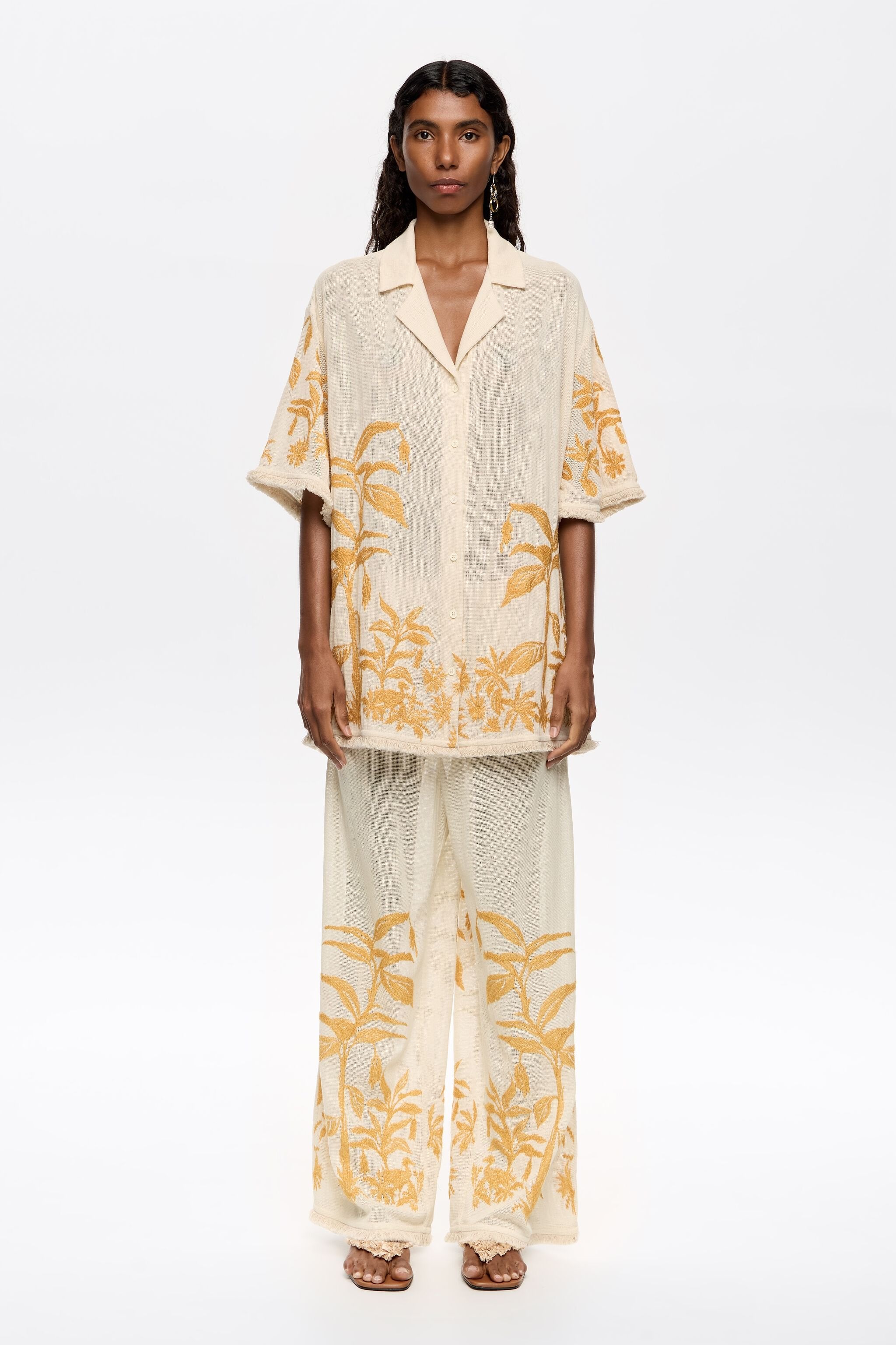 Straight vanilla trousers with embroidery and frayed details