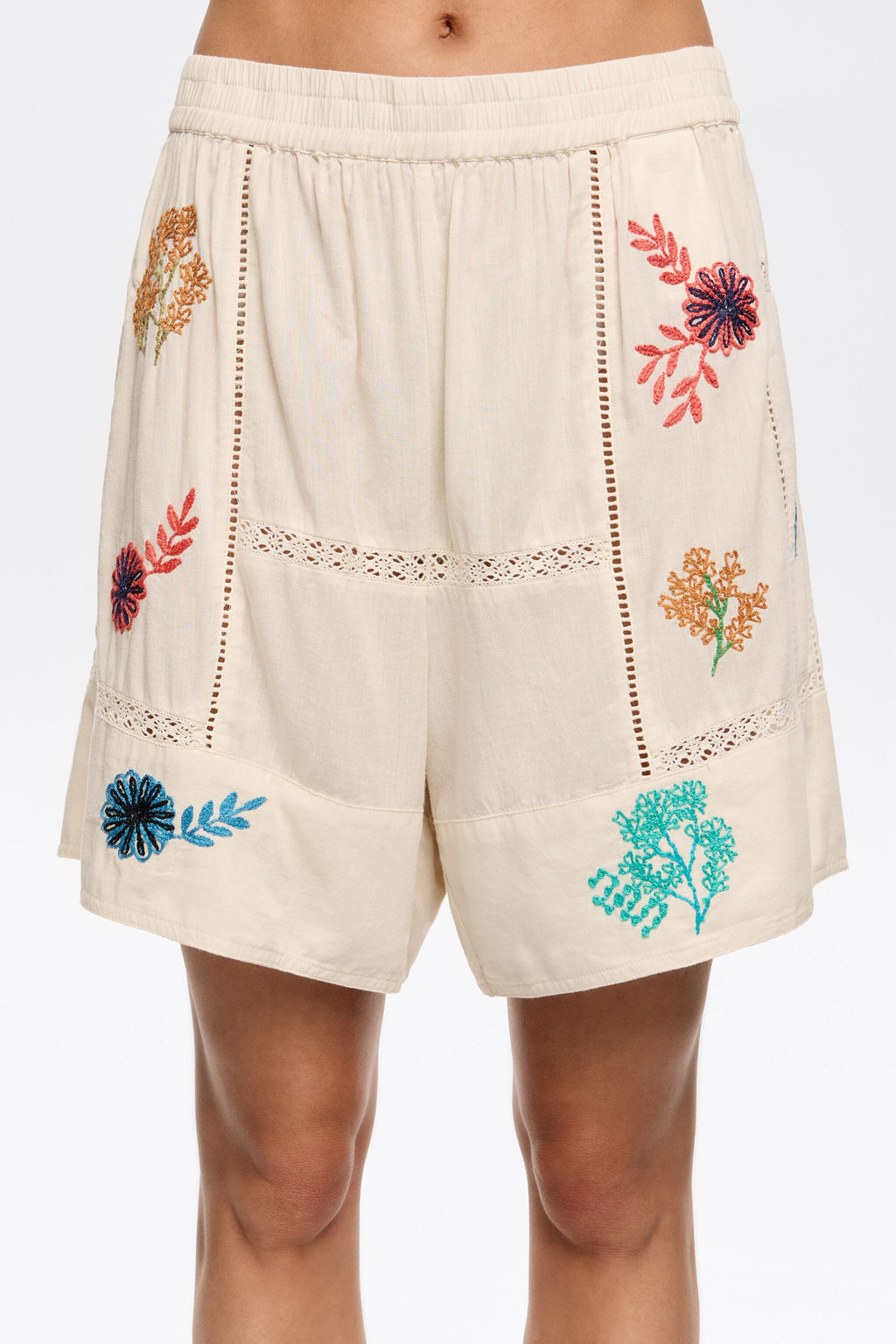 Cream Bermuda shorts with multicolor embroidery