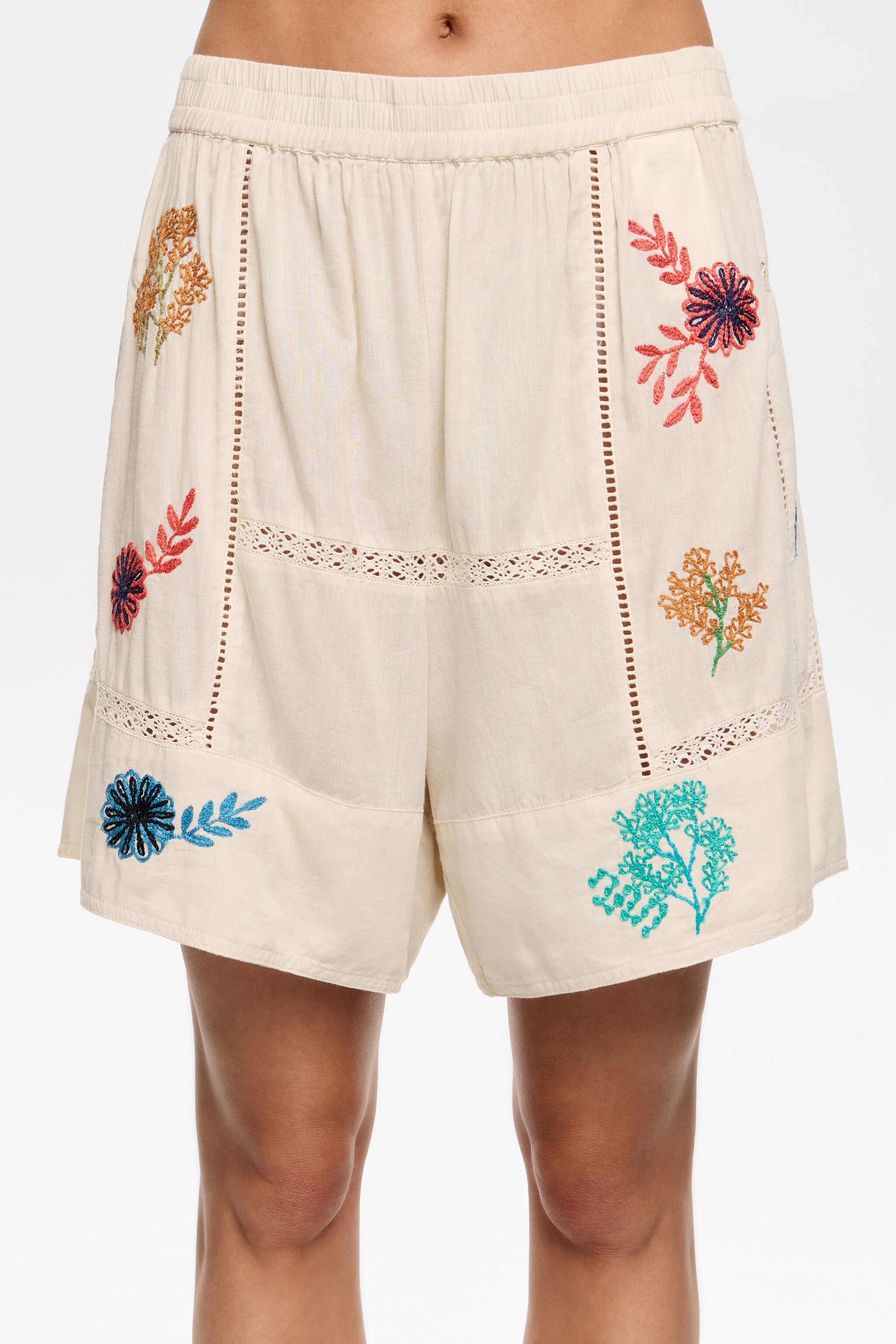 Cream Bermuda shorts with multicolor embroidery