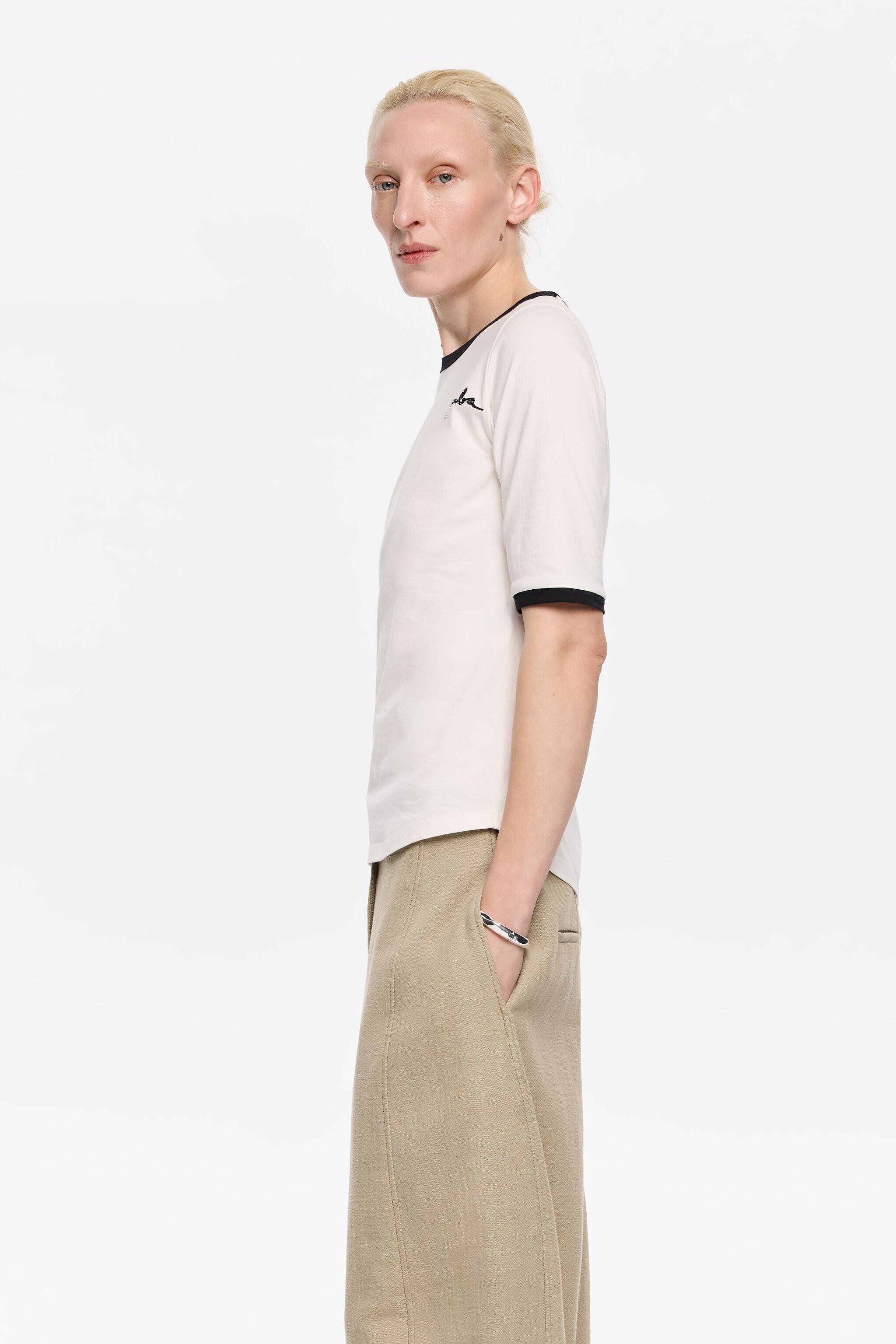Ivory fitted T-shirt with piping