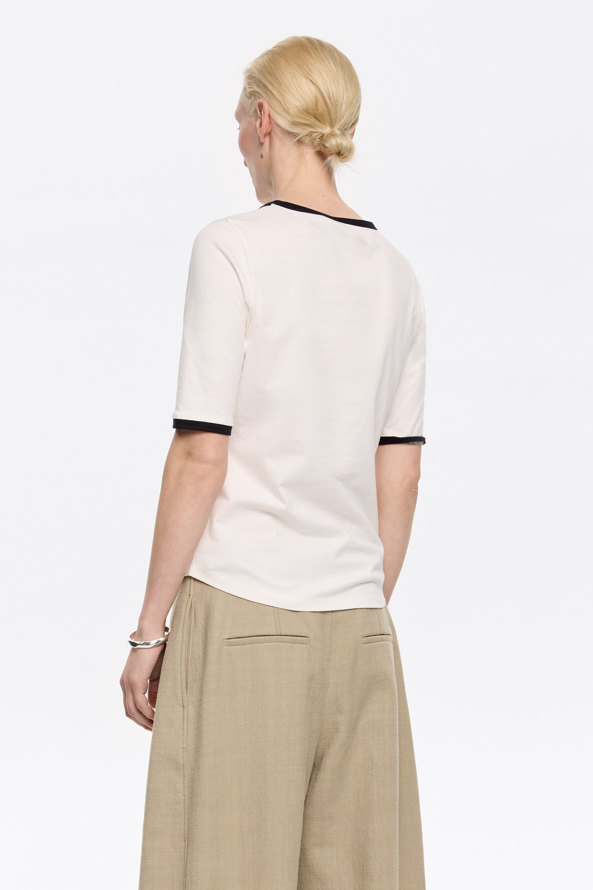 Ivory fitted T-shirt with piping