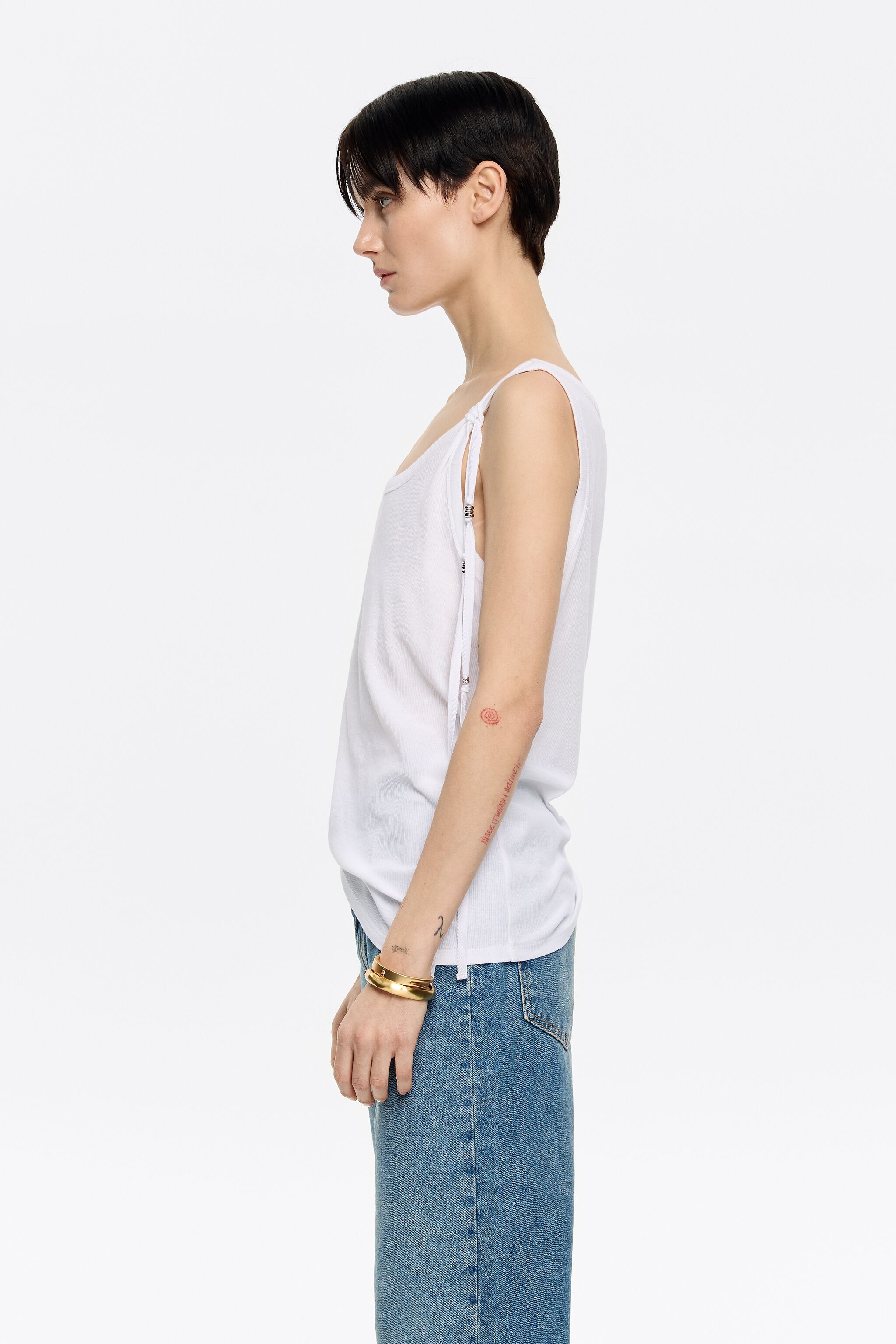 Ivory ribbed T-shirt with metal rings