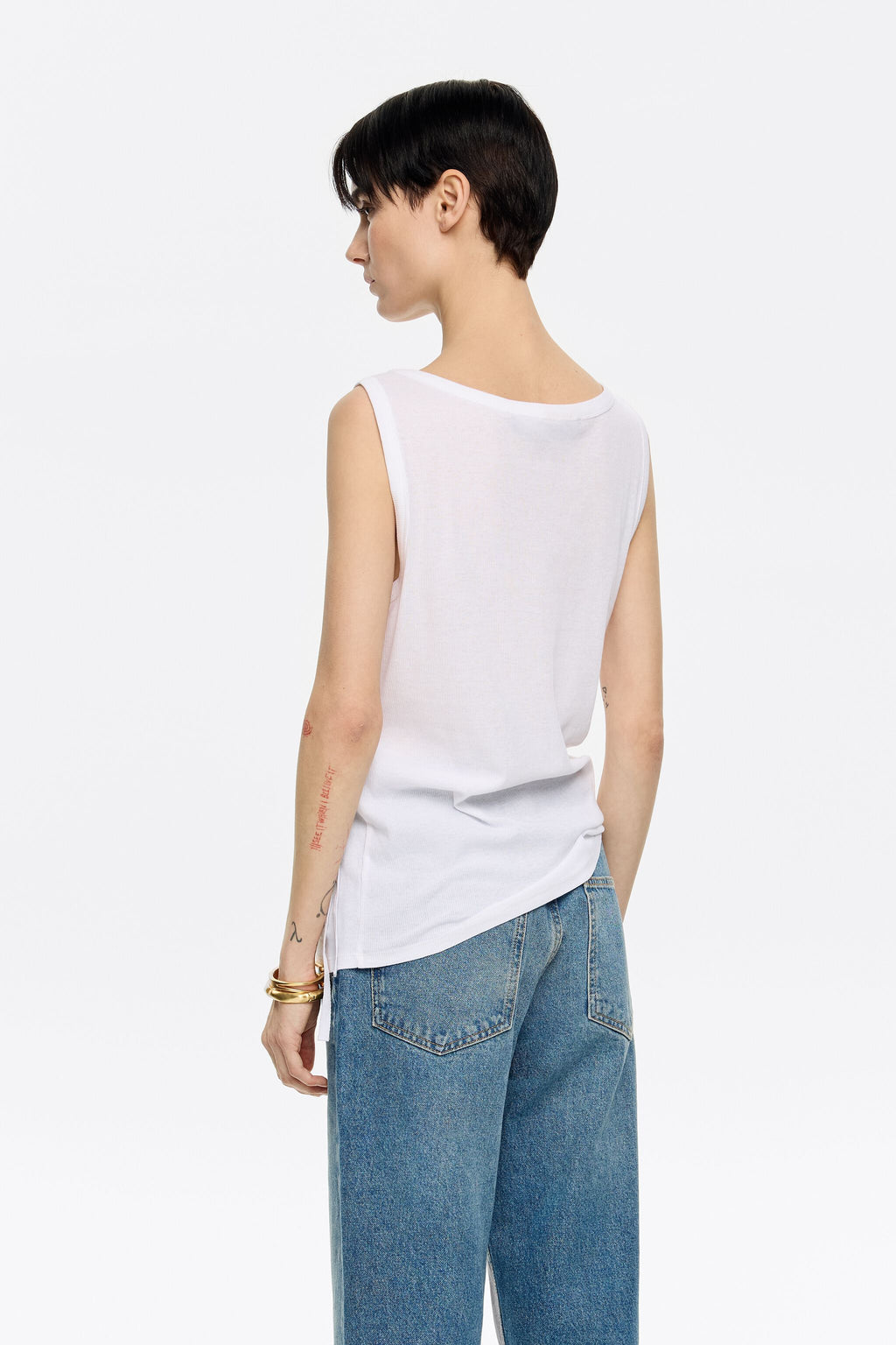 Ivory ribbed T-shirt with metal rings