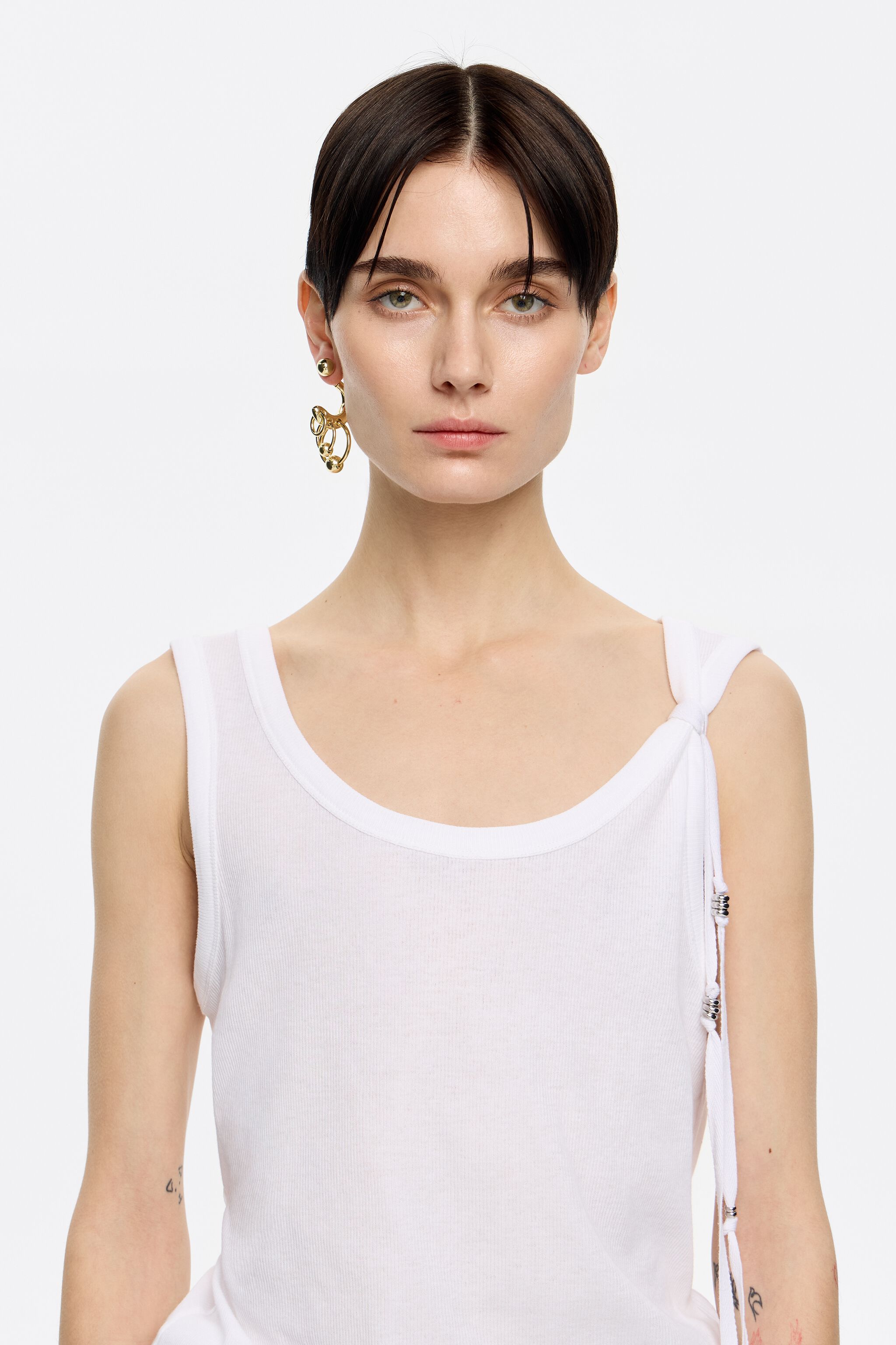 Ivory ribbed T-shirt with metal rings