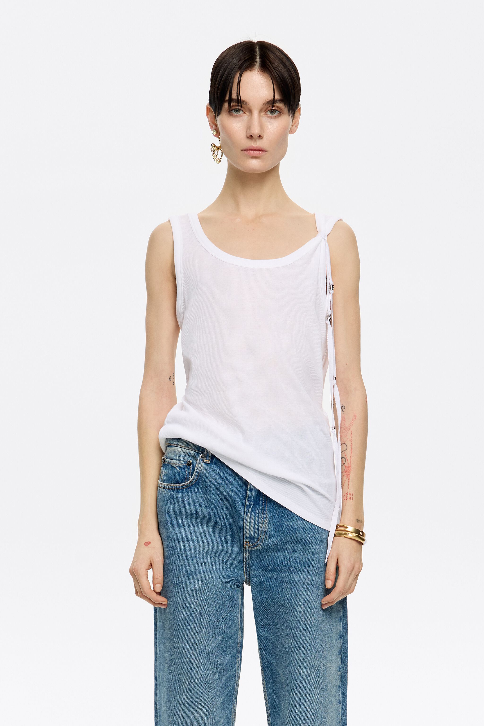 Ivory ribbed T-shirt with metal rings