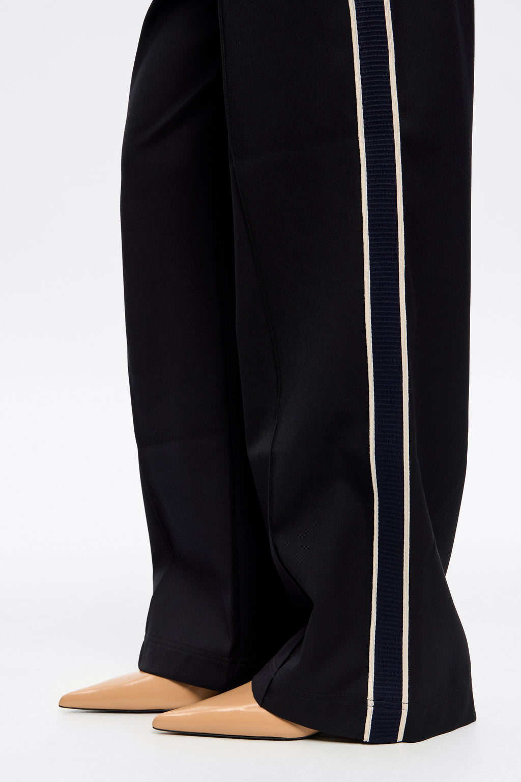 Almond leather slingback court shoe