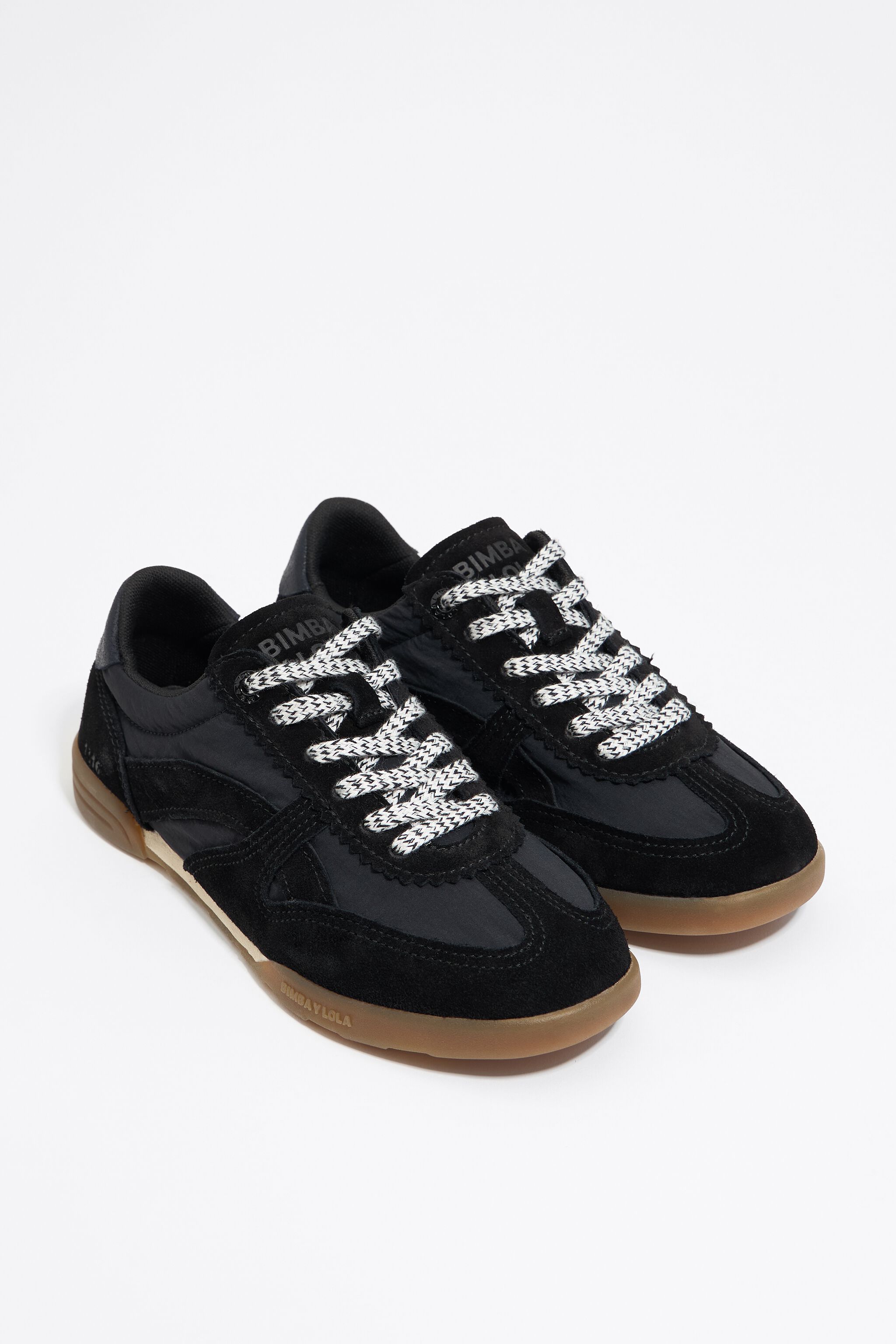Black 13 16 Indoor sneaker