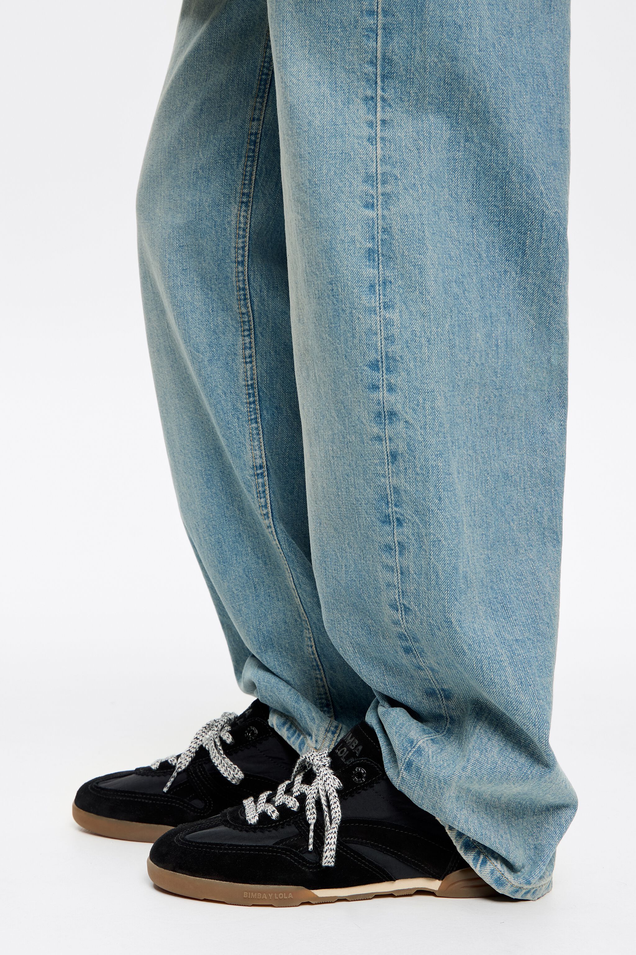 Black 13 16 Indoor sneaker