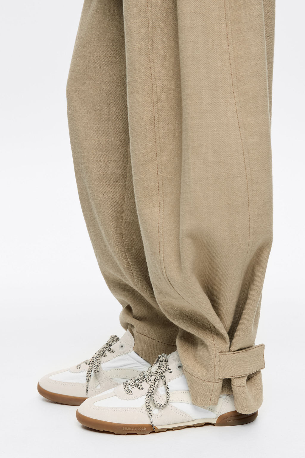 White 13 16 indoor sneaker