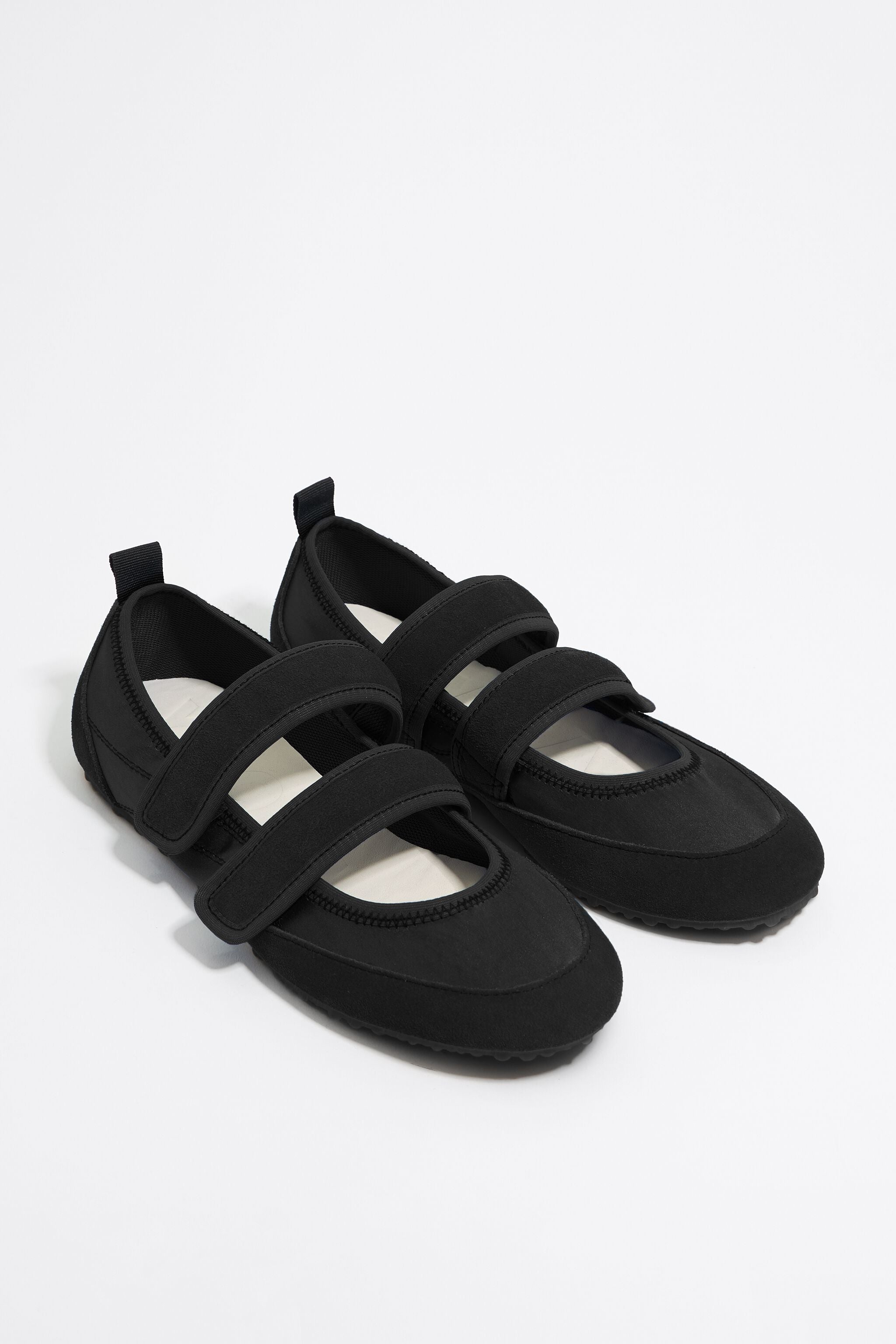 Black sporty ballerina