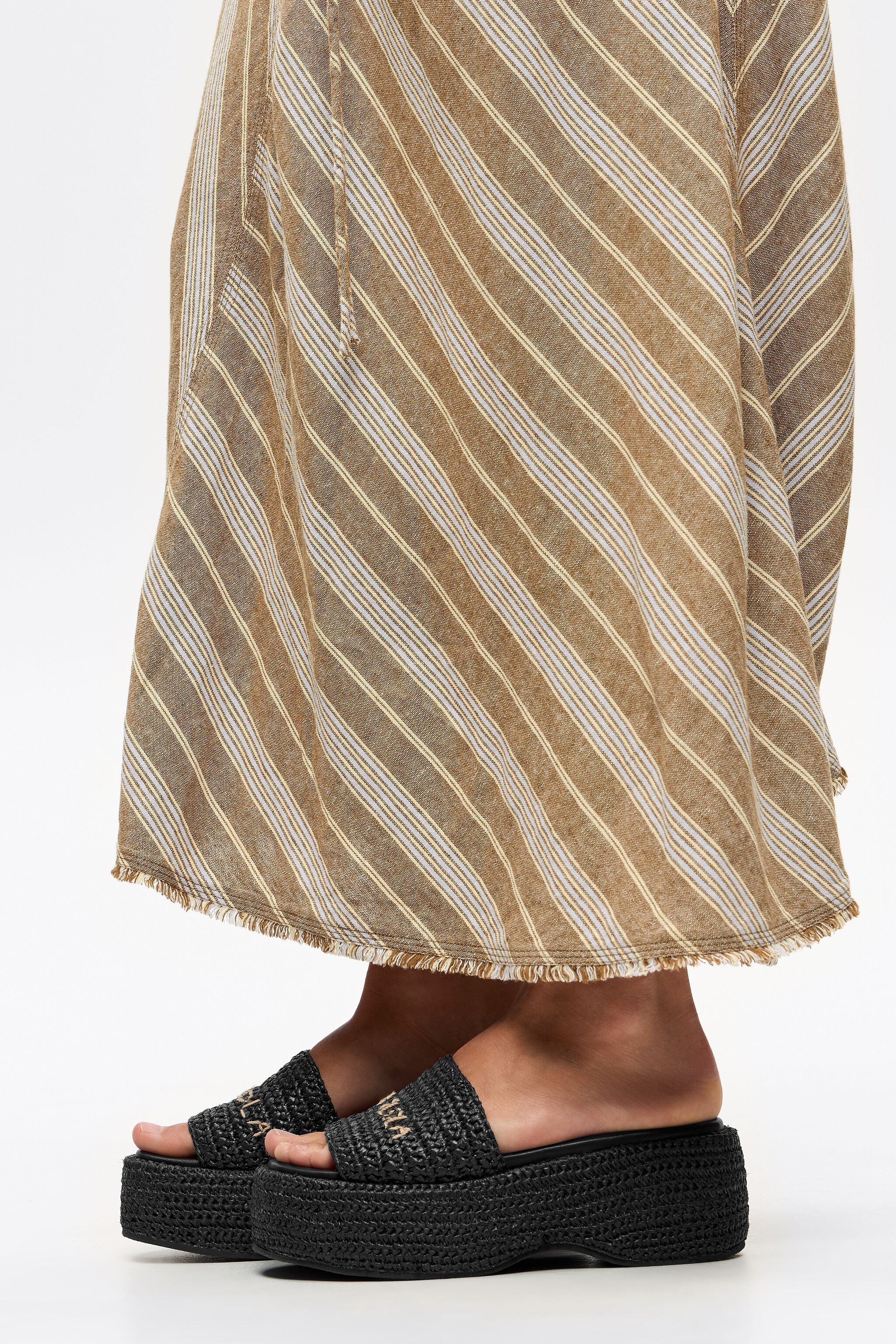 Black raffia platform sandal