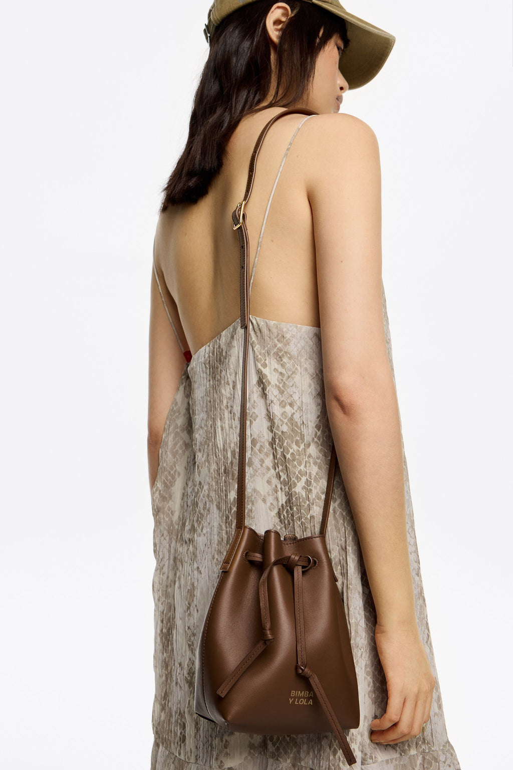 Oak leather bucket bag