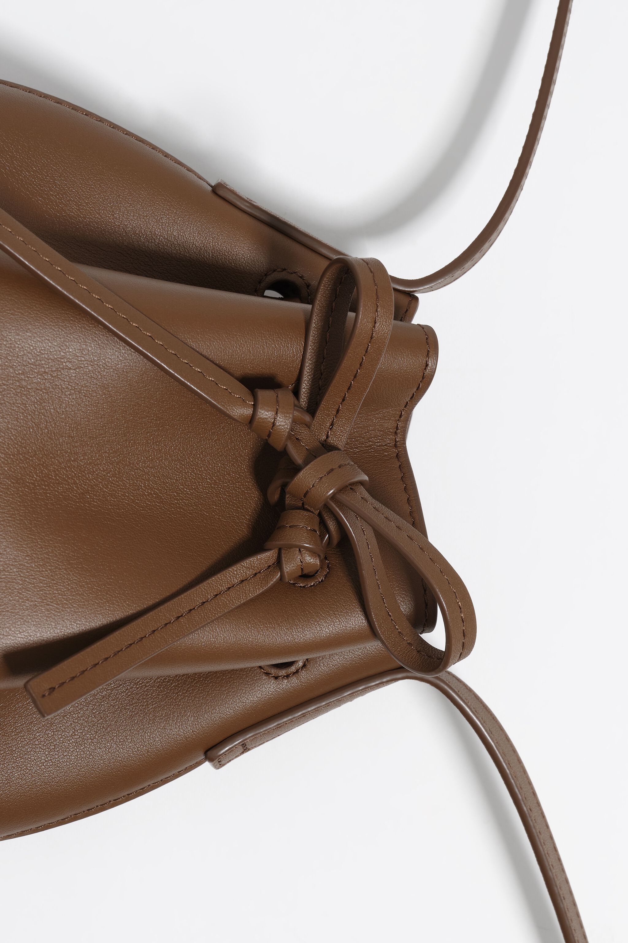Oak leather bucket bag